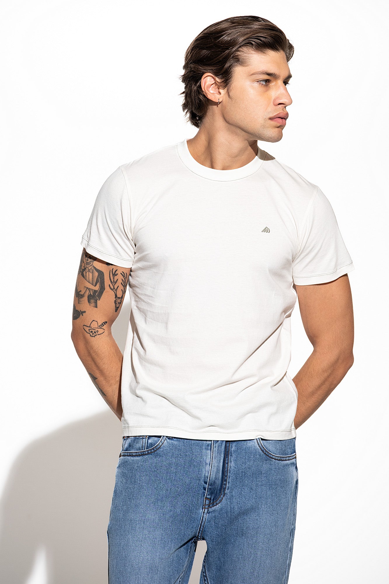 T SHIRT COM LOGO EM CONTRASTE