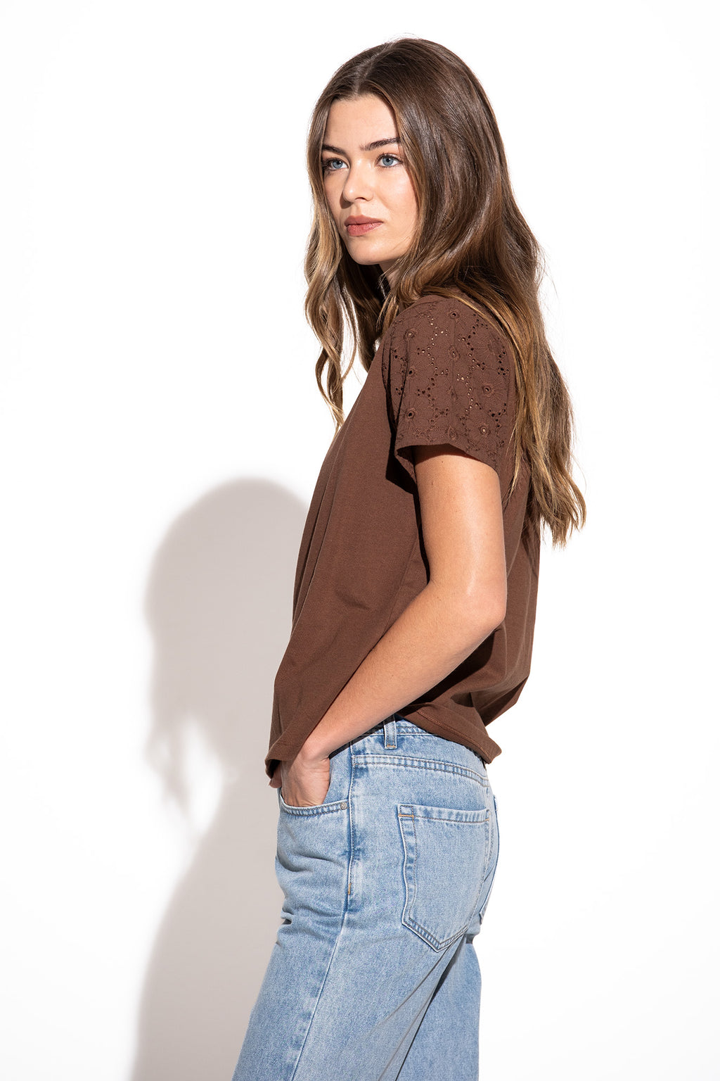 T-SHIRT COM APLICAÇÕES DE RENDA