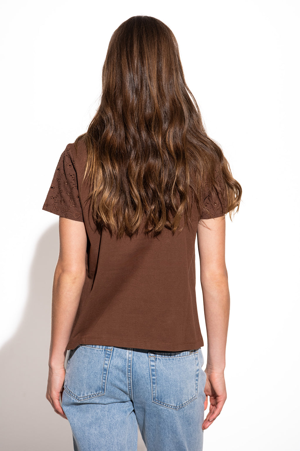 T-SHIRT COM APLICAÇÕES DE RENDA
