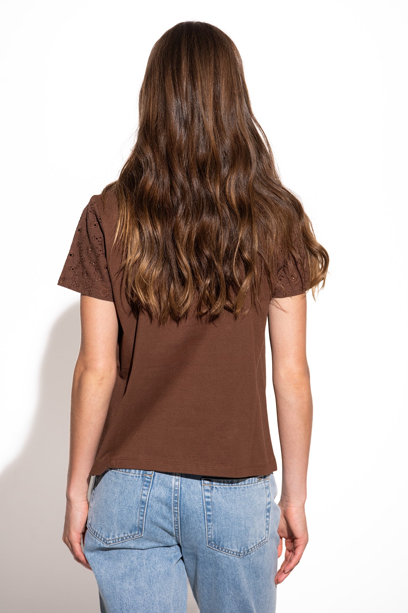 T-SHIRT COM APLICAÇÕES DE RENDA
