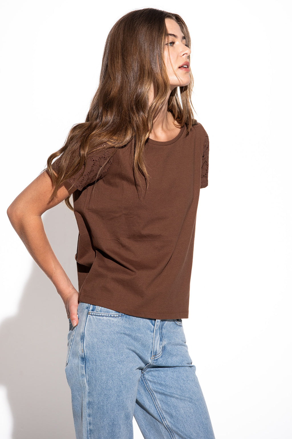 T-SHIRT COM APLICAÇÕES DE RENDA