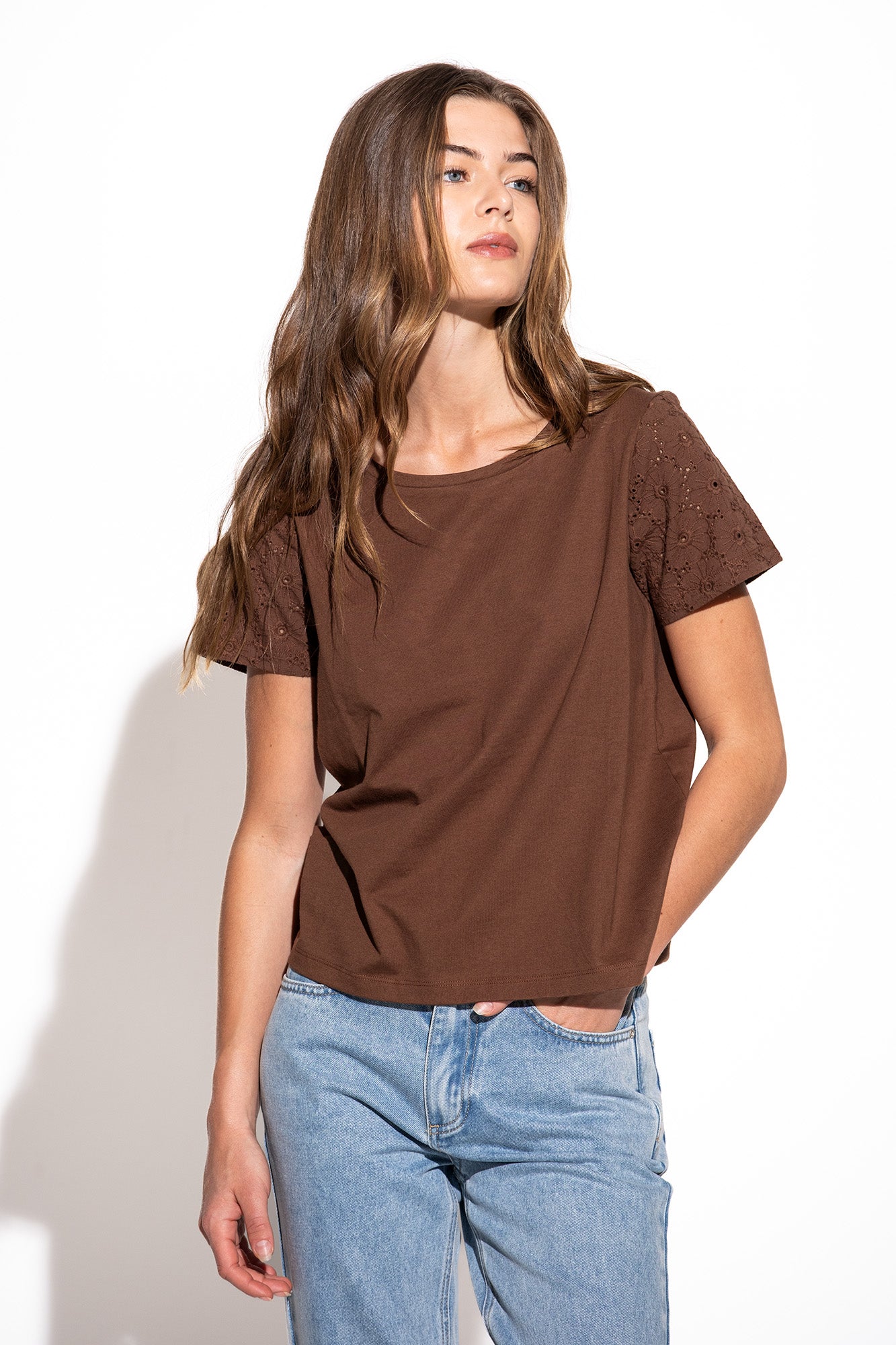 T-SHIRT COM APLICAÇÕES DE RENDA