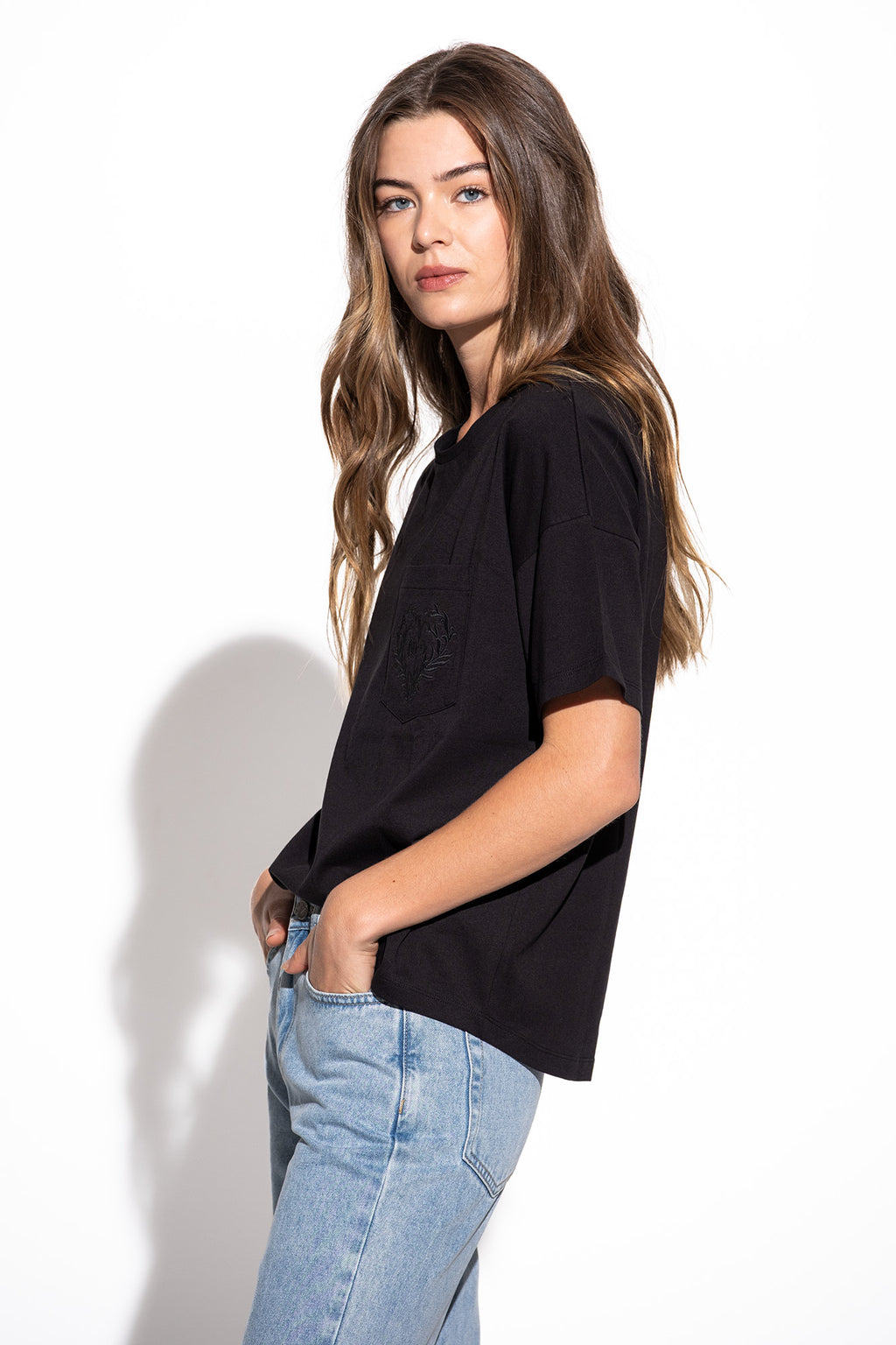 CAMISETA CON BOLSILLO BORDADO