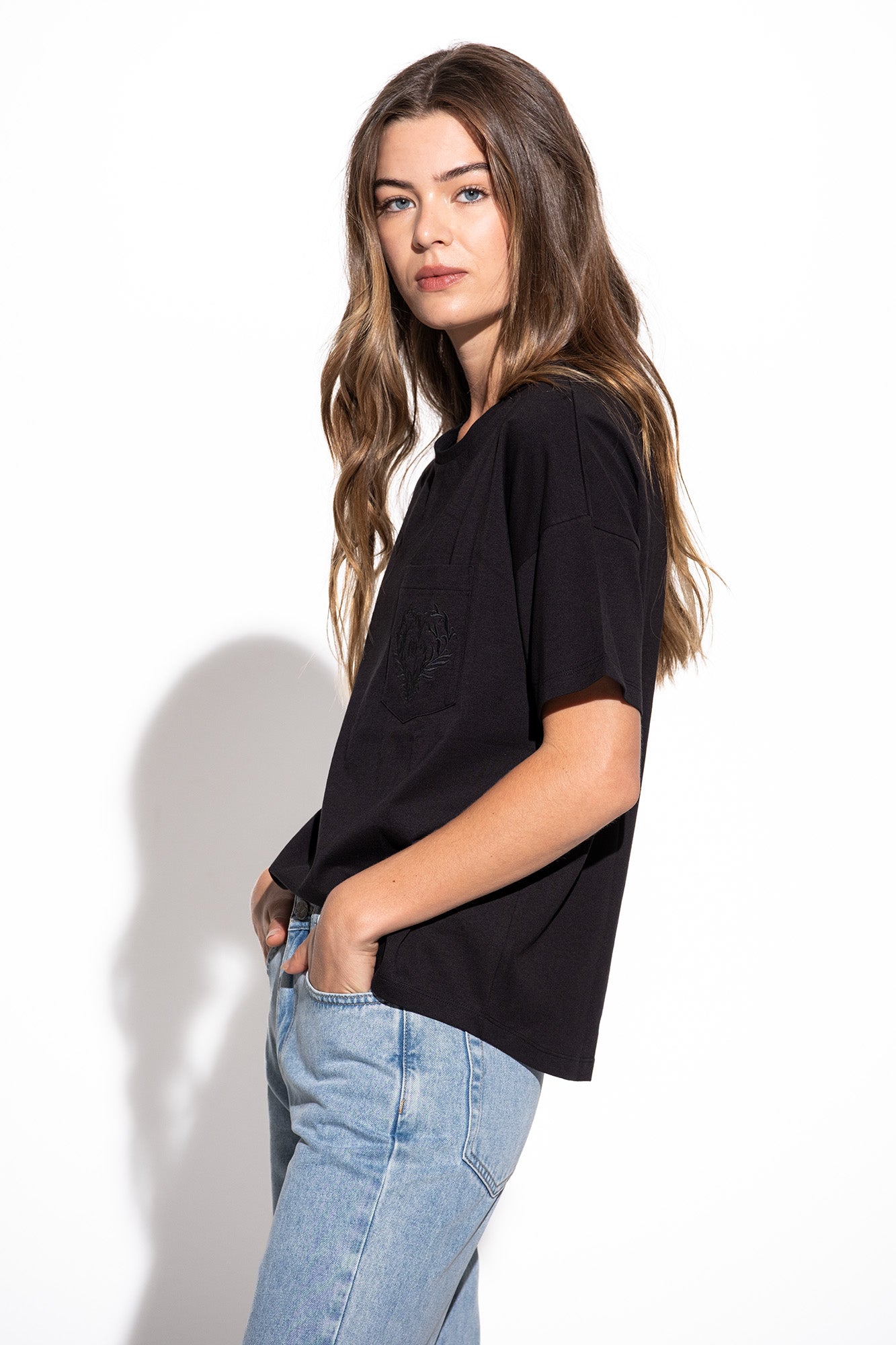 T-SHIRT COM BOLSO BORDADO