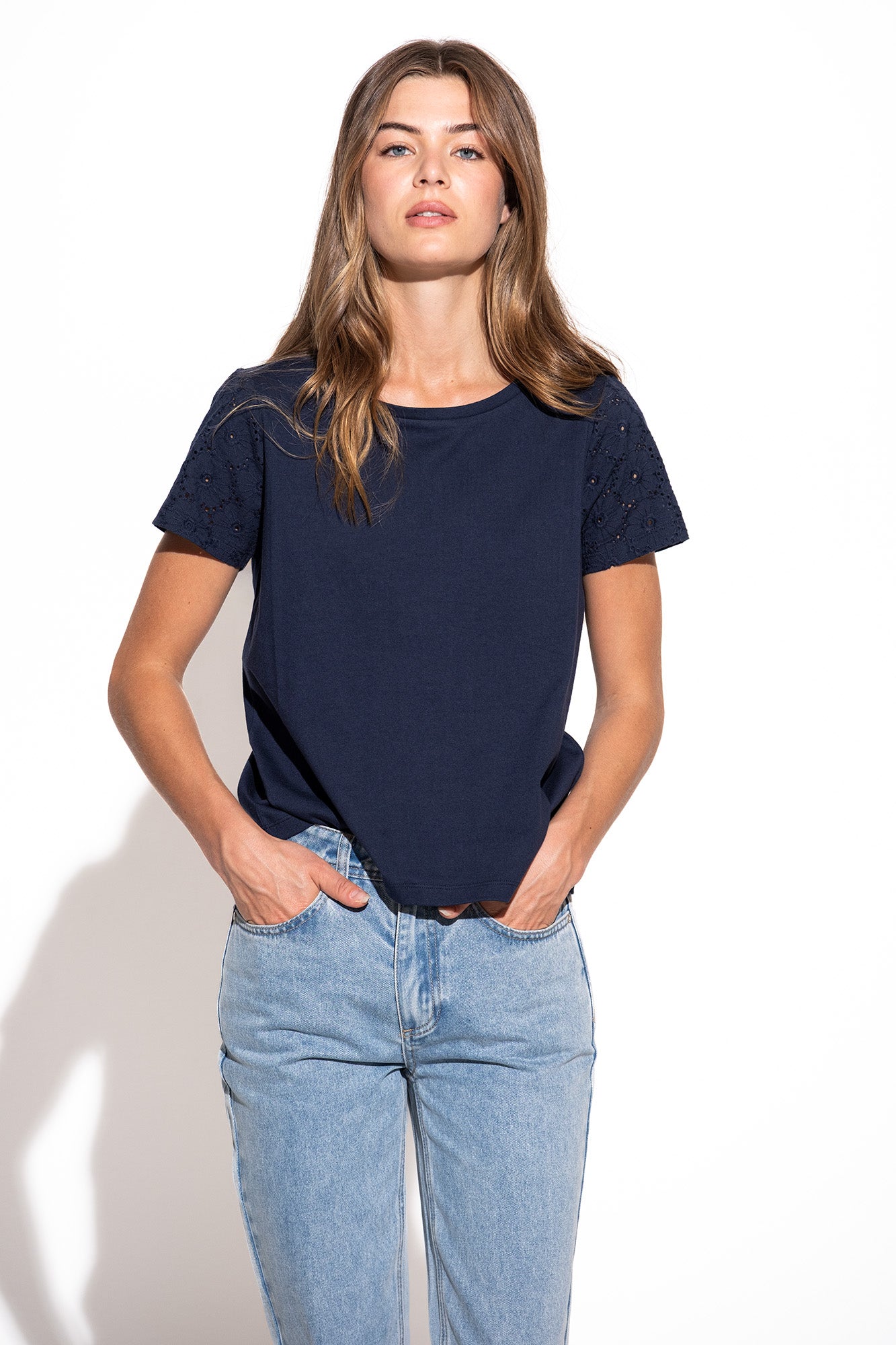 T-SHIRT COM APLICAÇÕES DE RENDA