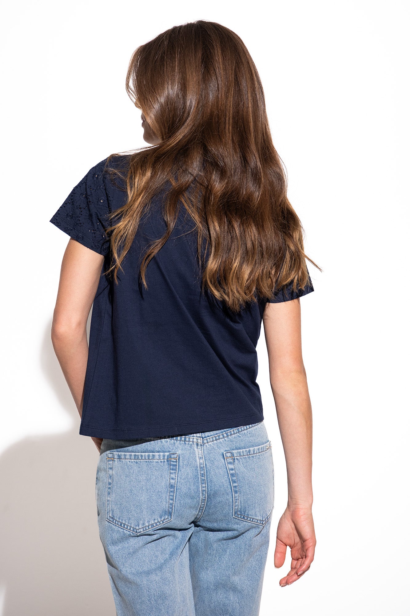 T-SHIRT COM APLICAÇÕES DE RENDA