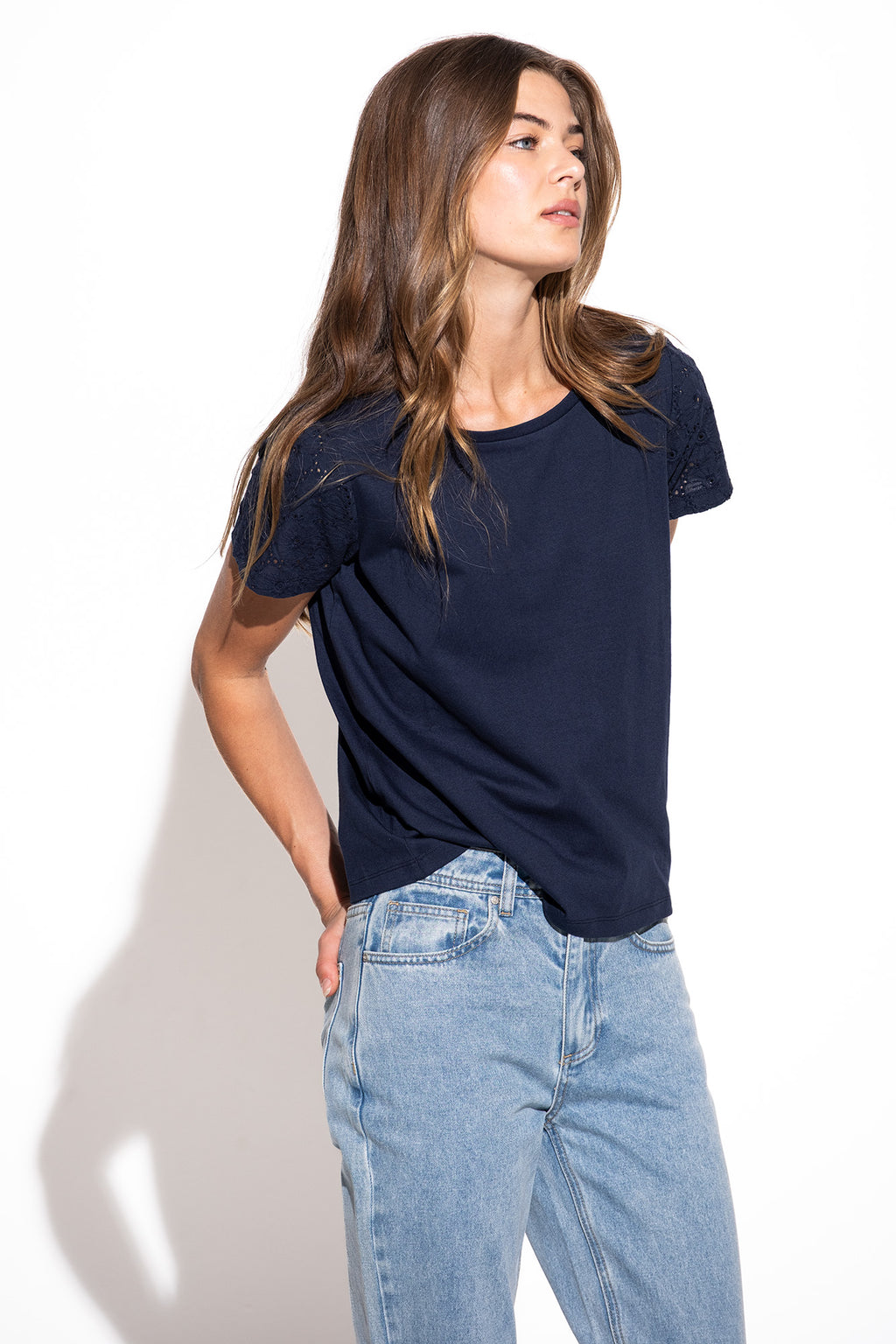 T-SHIRT COM APLICAÇÕES DE RENDA