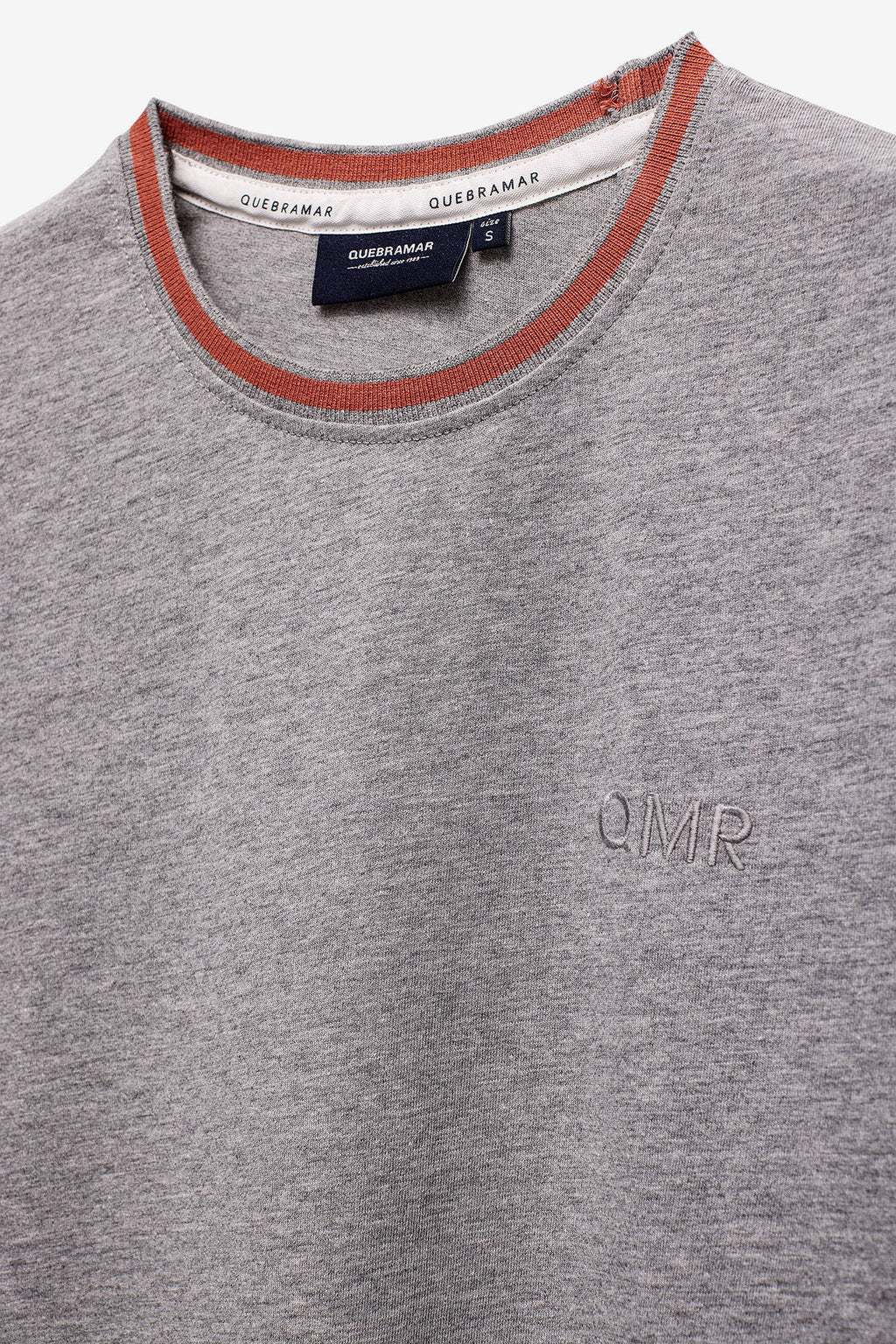 T-SHIRT COM PRINT QMR EM ALTO RELEVO