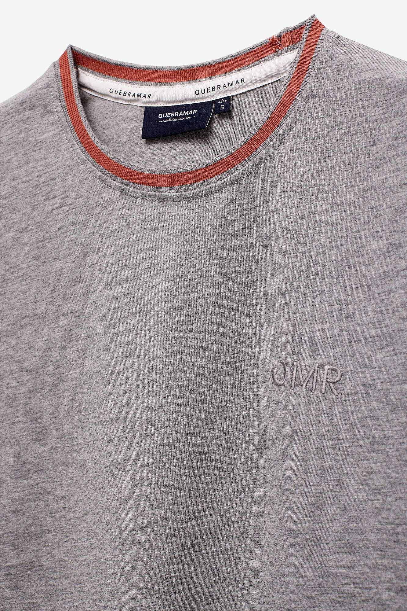 T-SHIRT COM PRINT QMR EM ALTO RELEVO