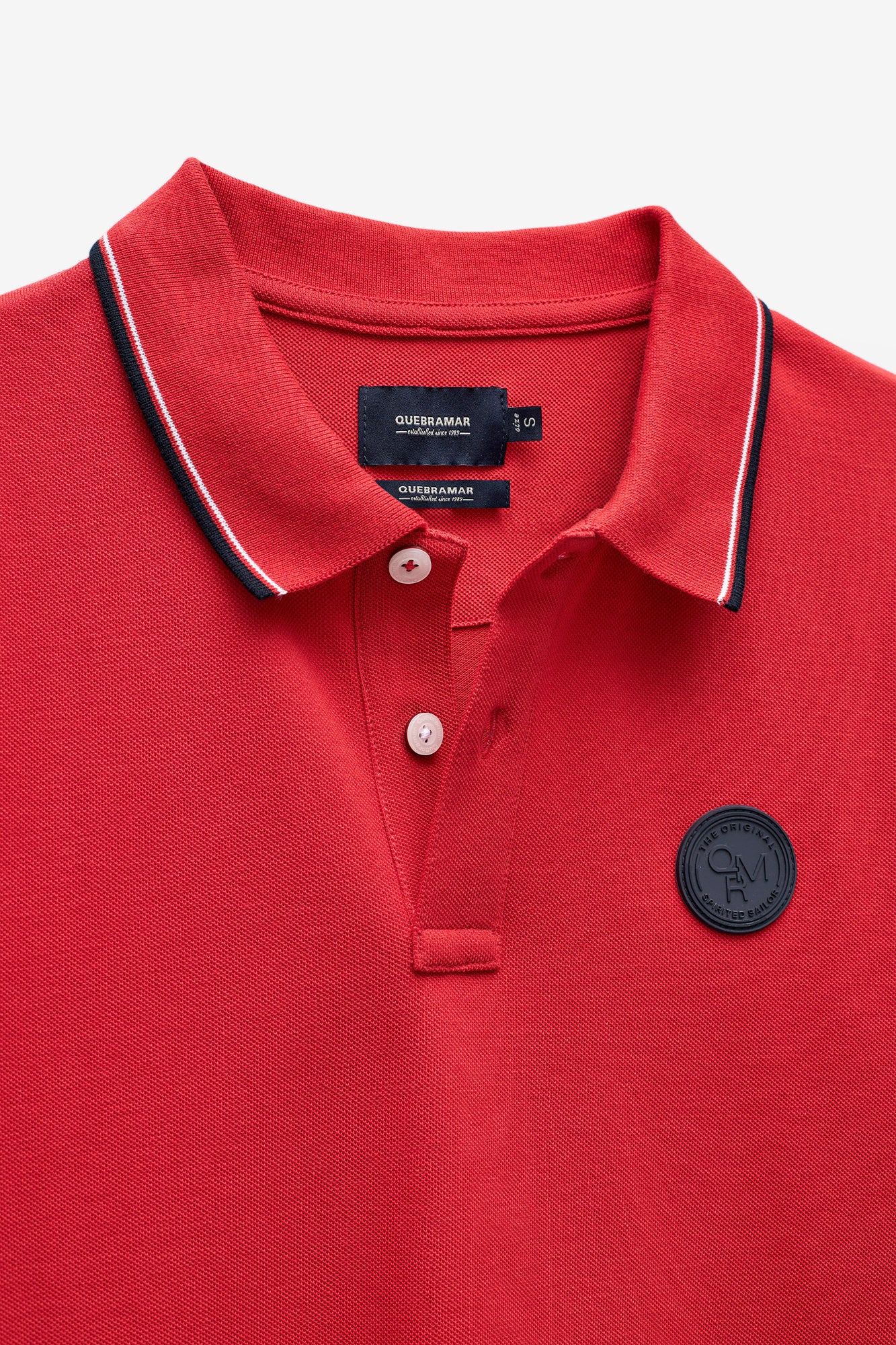 POLO COM BADGE E RISCAS NO RIB