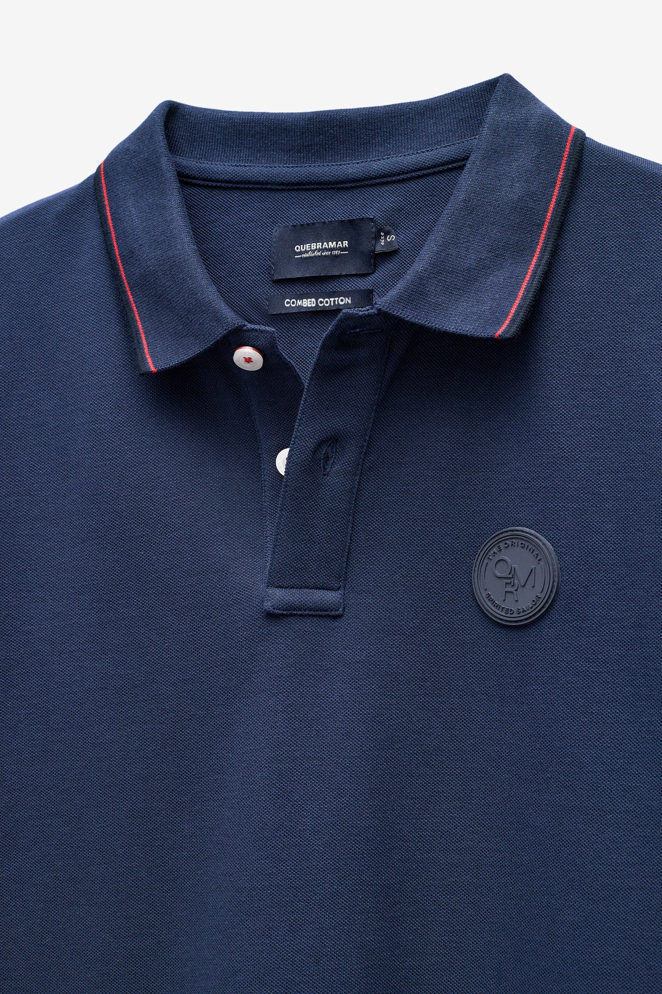 POLO COM BADGE E RISCAS NO RIB
