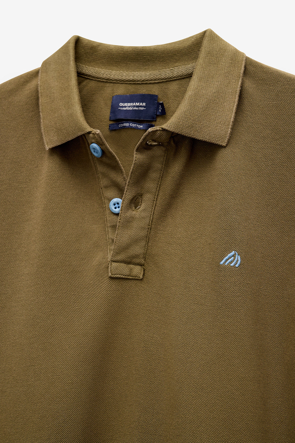 POLO PIQUET COM ESTAMPADO NA GOLA
