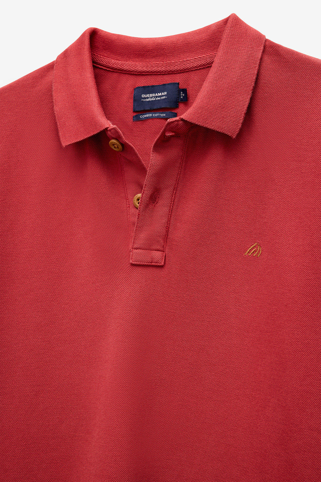 POLO PIQUET COM ESTAMPADO NA GOLA