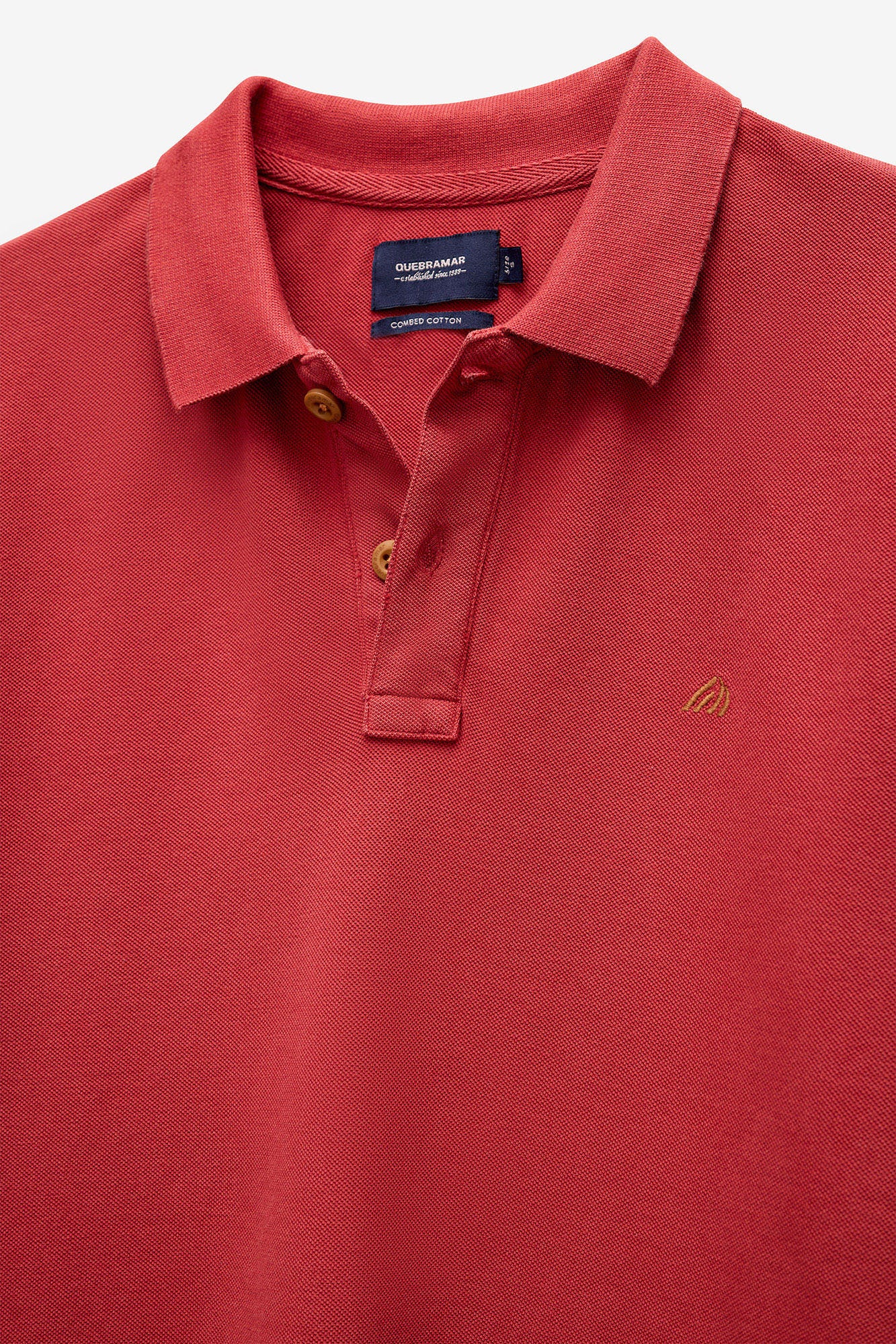 POLO PIQUET COM ESTAMPADO NA GOLA