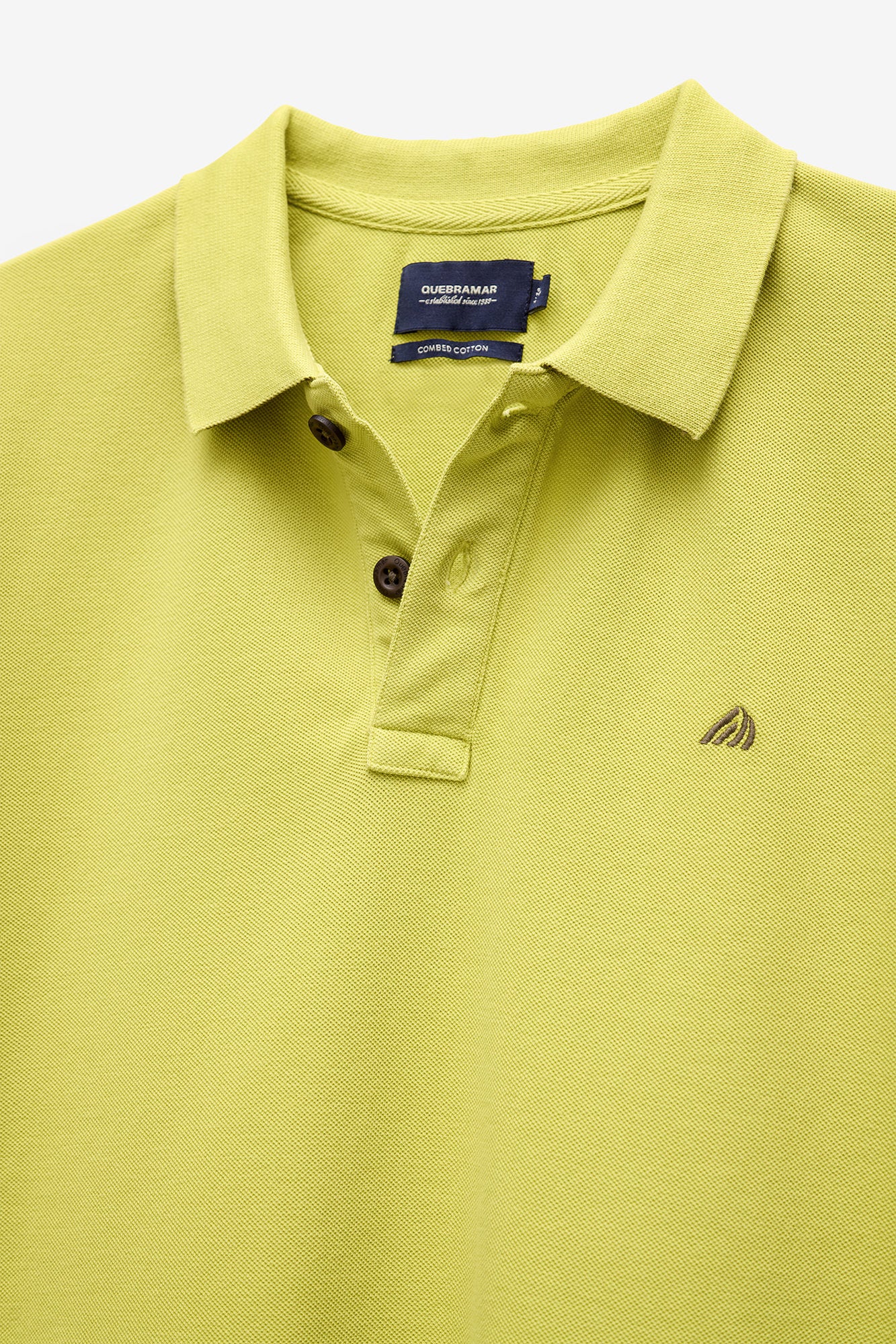 POLO PIQUET COM ESTAMPADO NA GOLA