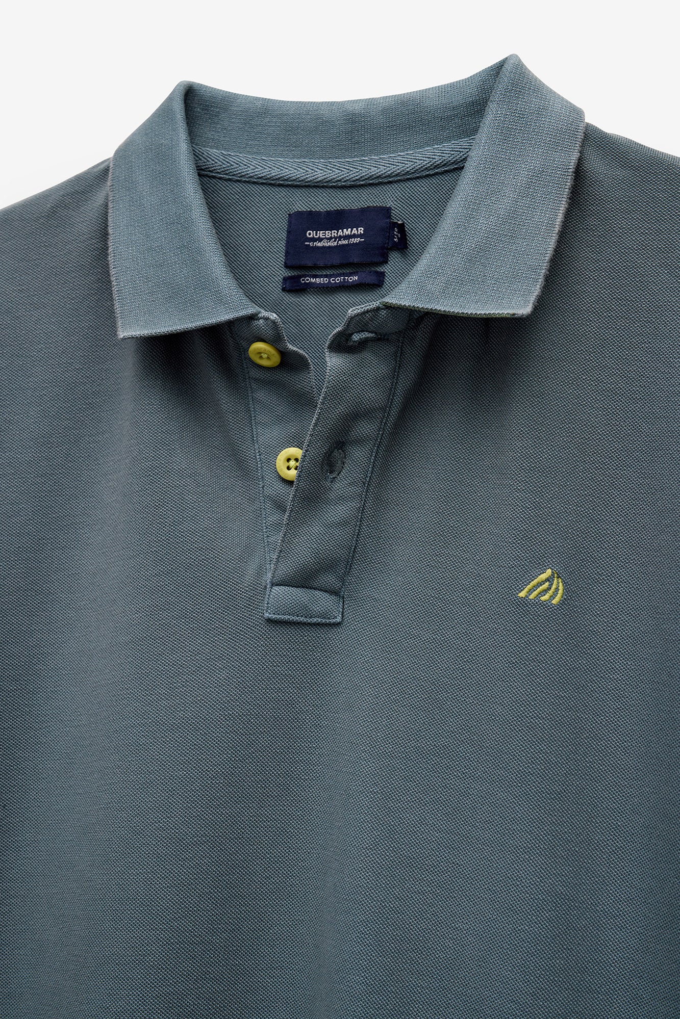 POLO PIQUET COM ESTAMPADO NA GOLA