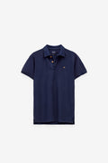 POLO PIQUET COM ESTAMPADO NA GOLA