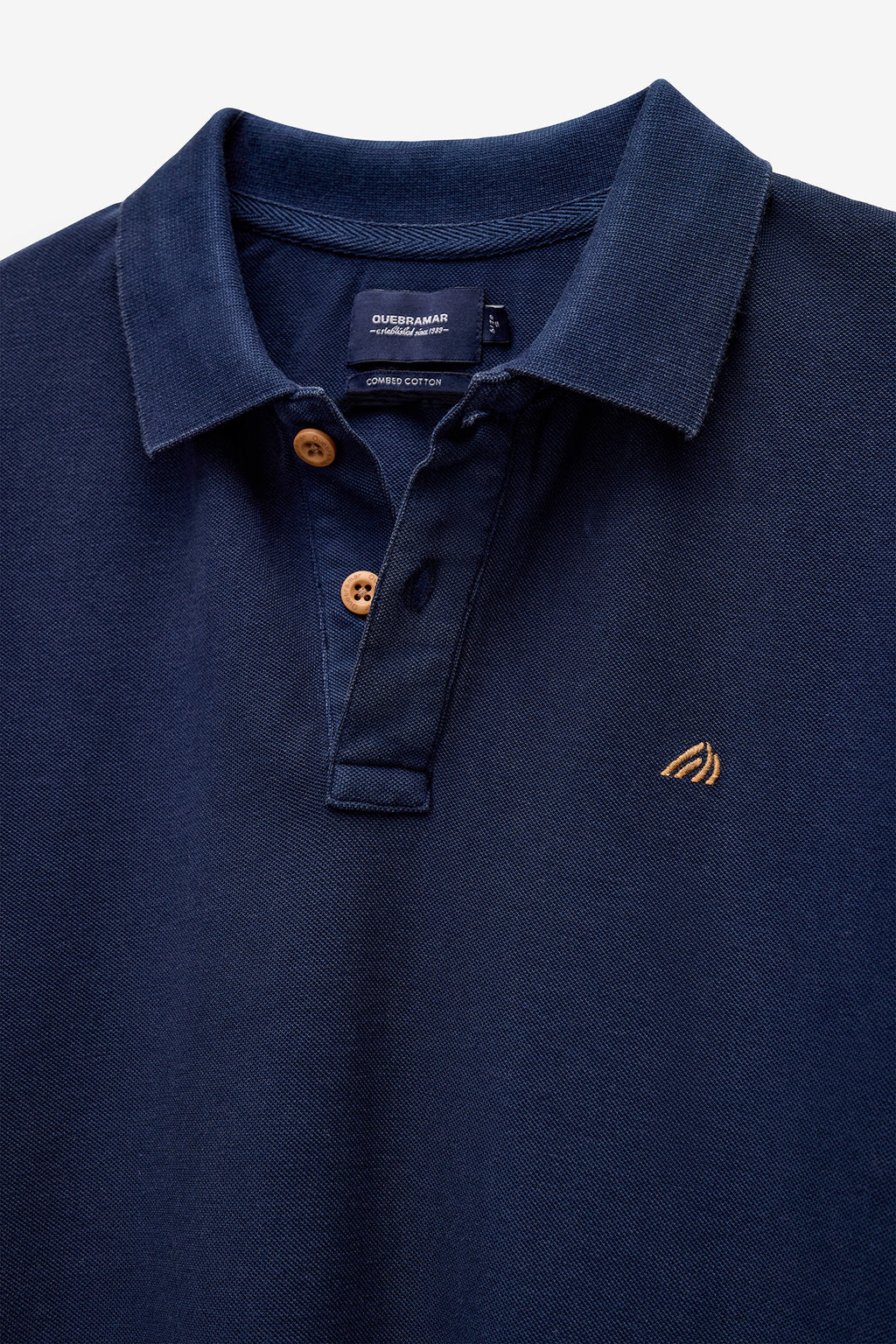 POLO PIQUET COM ESTAMPADO NA GOLA