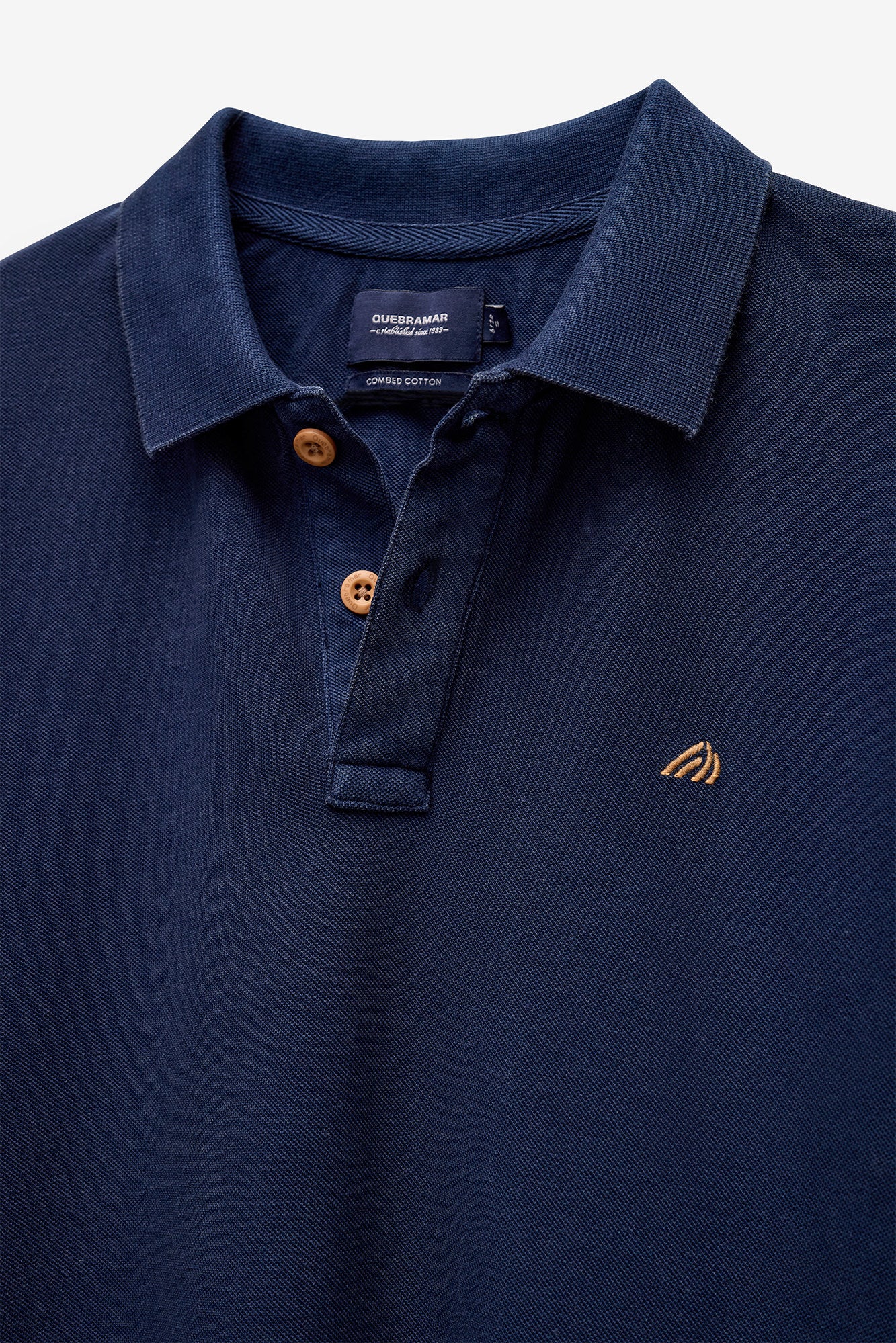 POLO PIQUET COM ESTAMPADO NA GOLA
