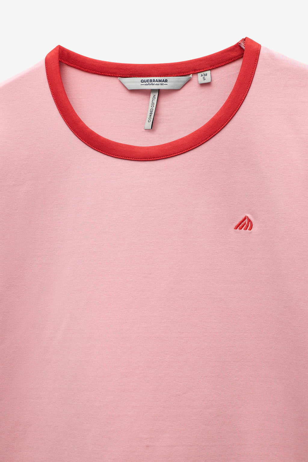 T-SHIRT COM CONTRASTE NA GOLA E MANGAS