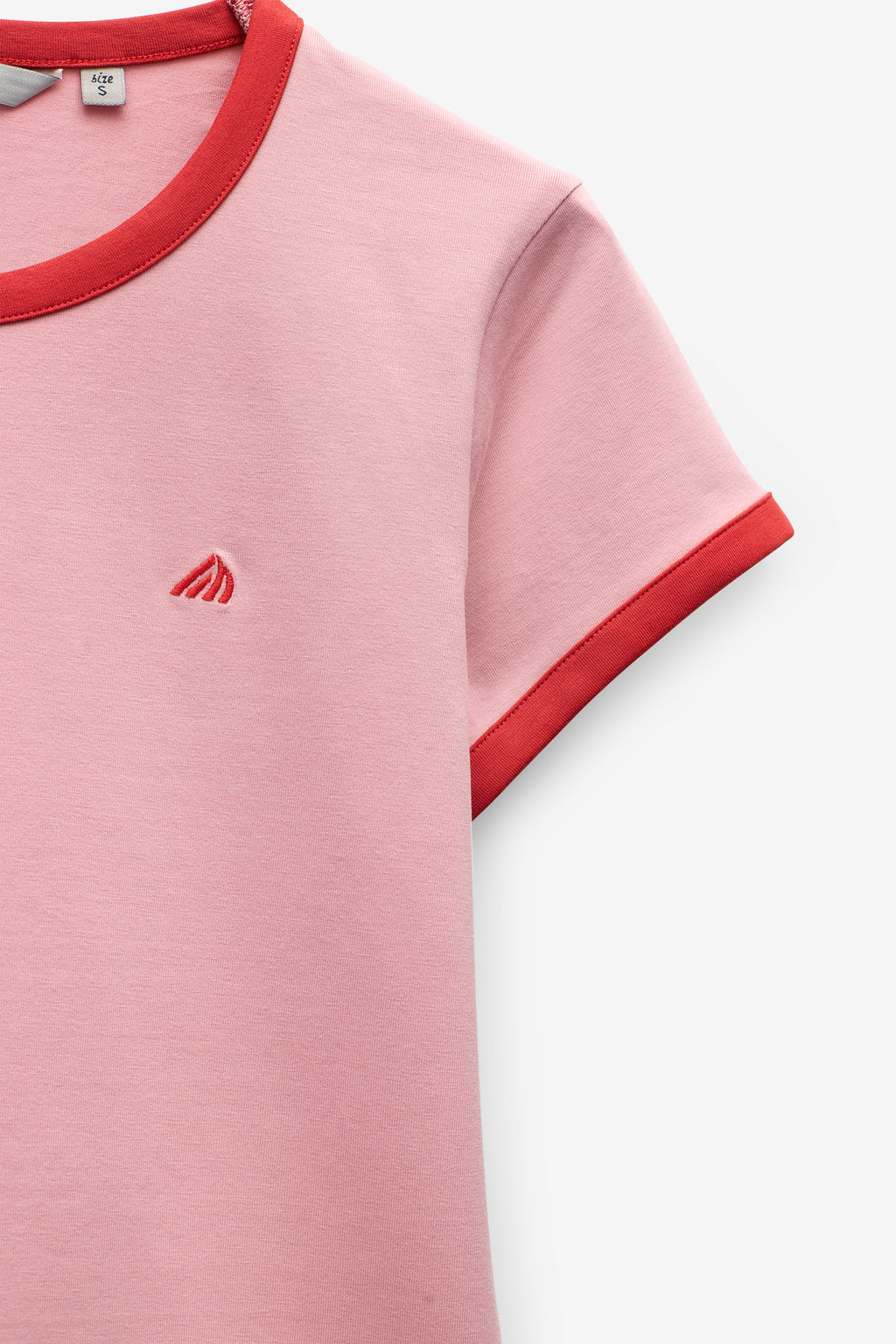 T-SHIRT COM CONTRASTE NA GOLA E MANGAS