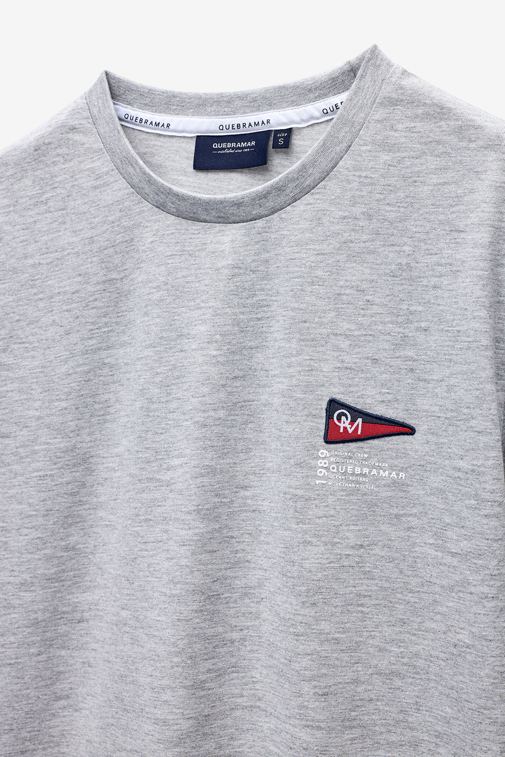 T-SHIRT COM BADGE