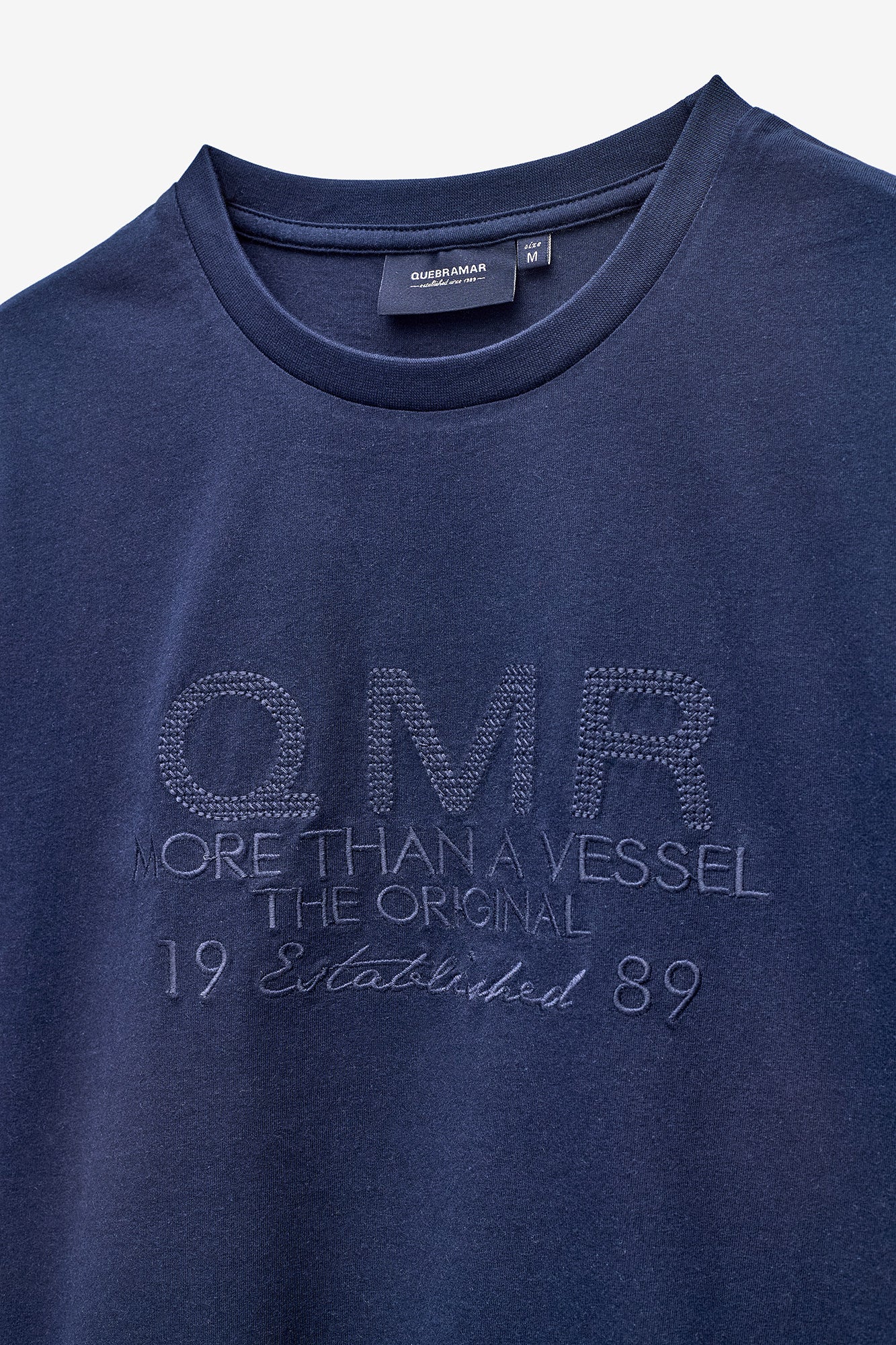 T-SHIRT COM BORDADO
