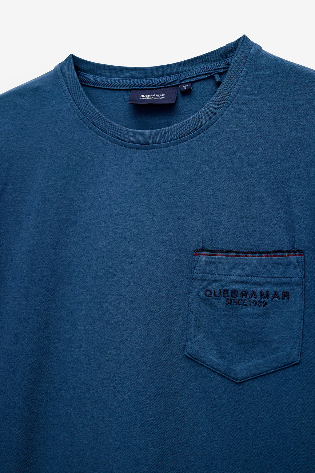 T SHIRT COM BOLSO E PIPING