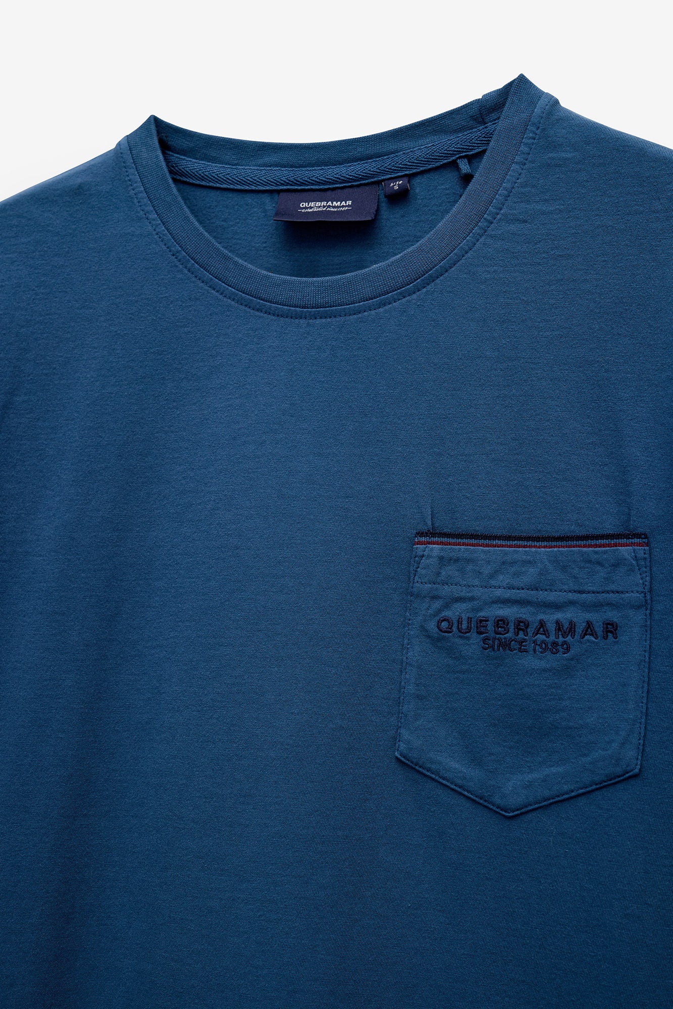 T SHIRT COM BOLSO E PIPING