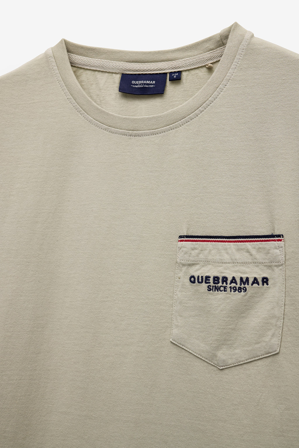 T SHIRT COM BOLSO E PIPING