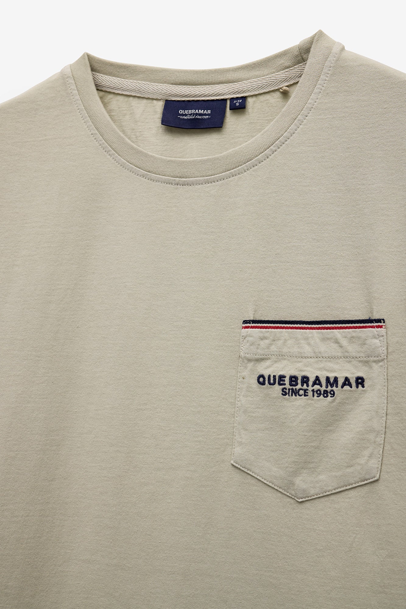 T SHIRT COM BOLSO E PIPING