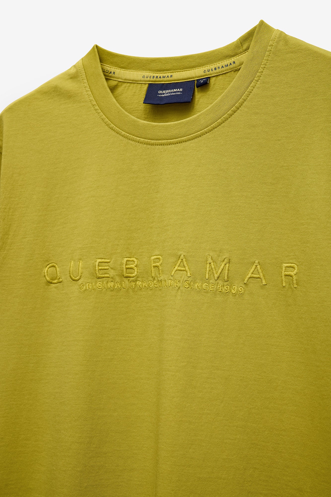 T-SHIRT COM BORDADO QUEBRAMAR
