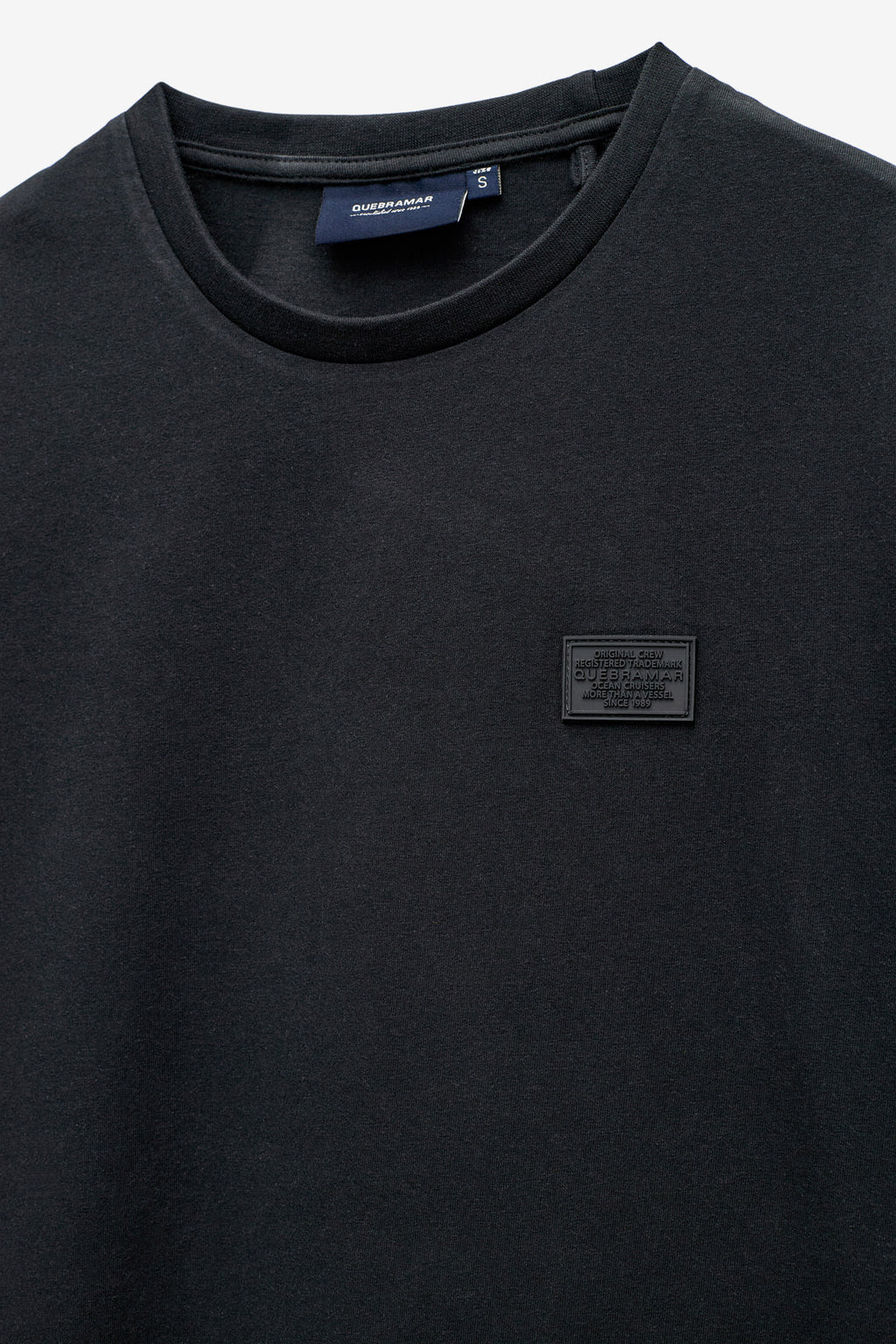 CAMISETA CON INSIGNIA