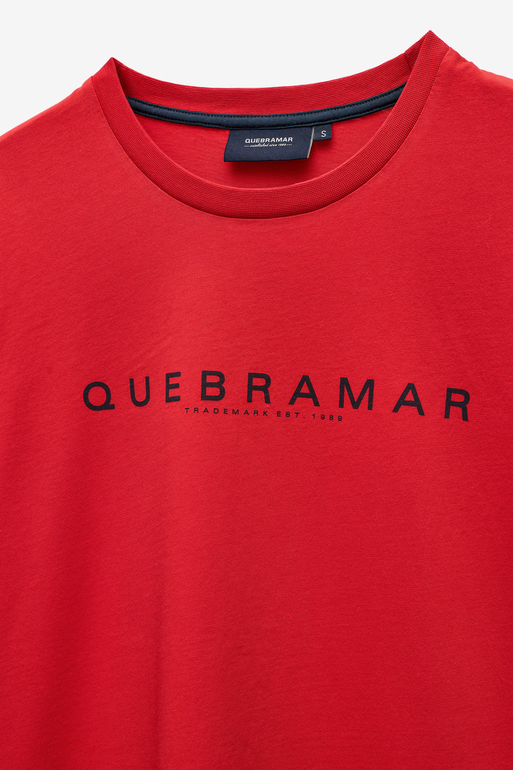 T-SHIRT BÁSICA COM PRINT QUEBRAMAR