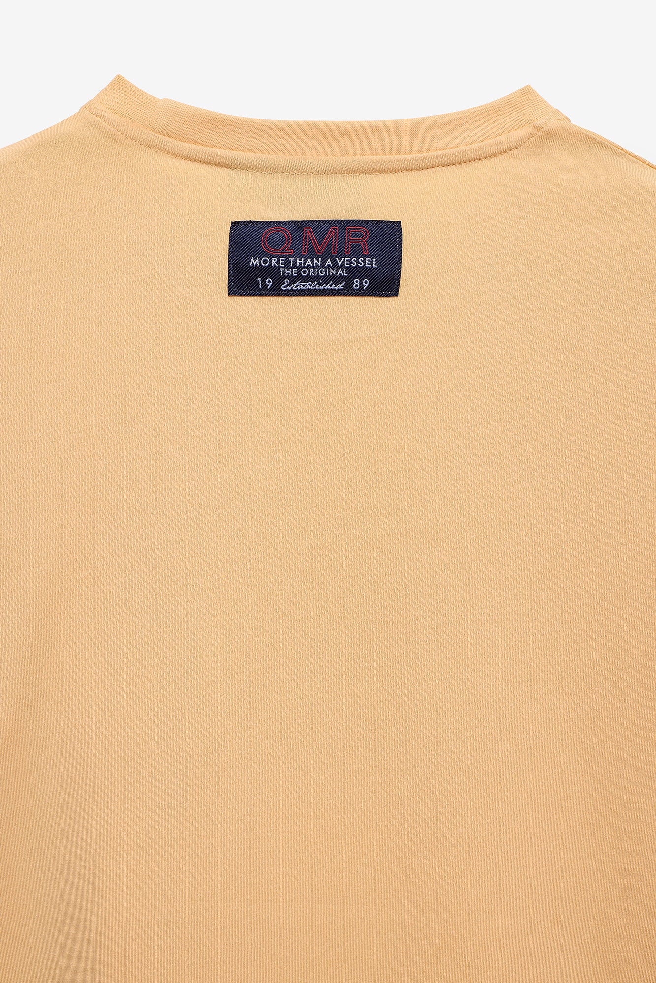 T-SHIRT COM PRINT E ETIQUETA