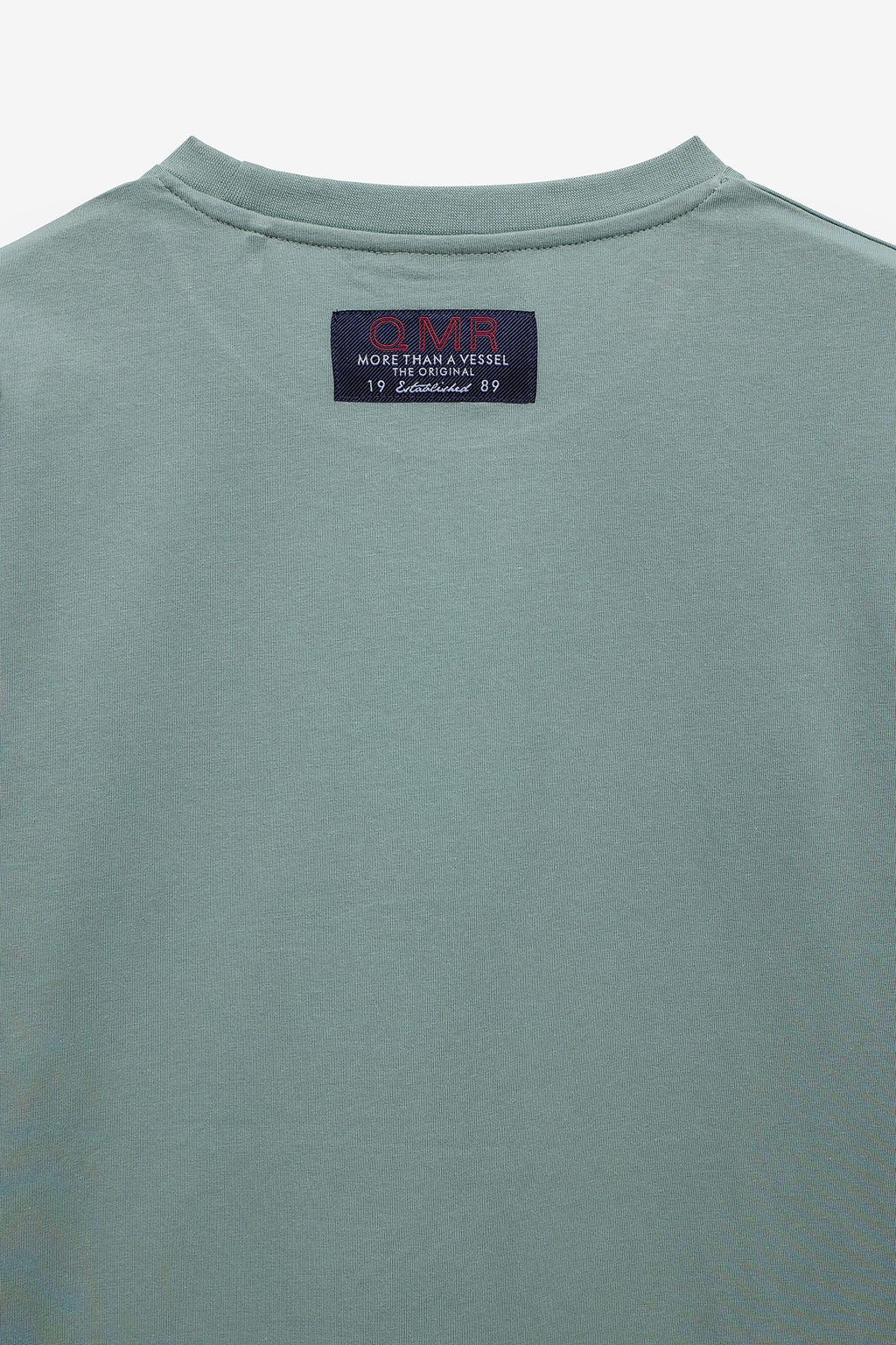 T-SHIRT COM PRINT E ETIQUETA