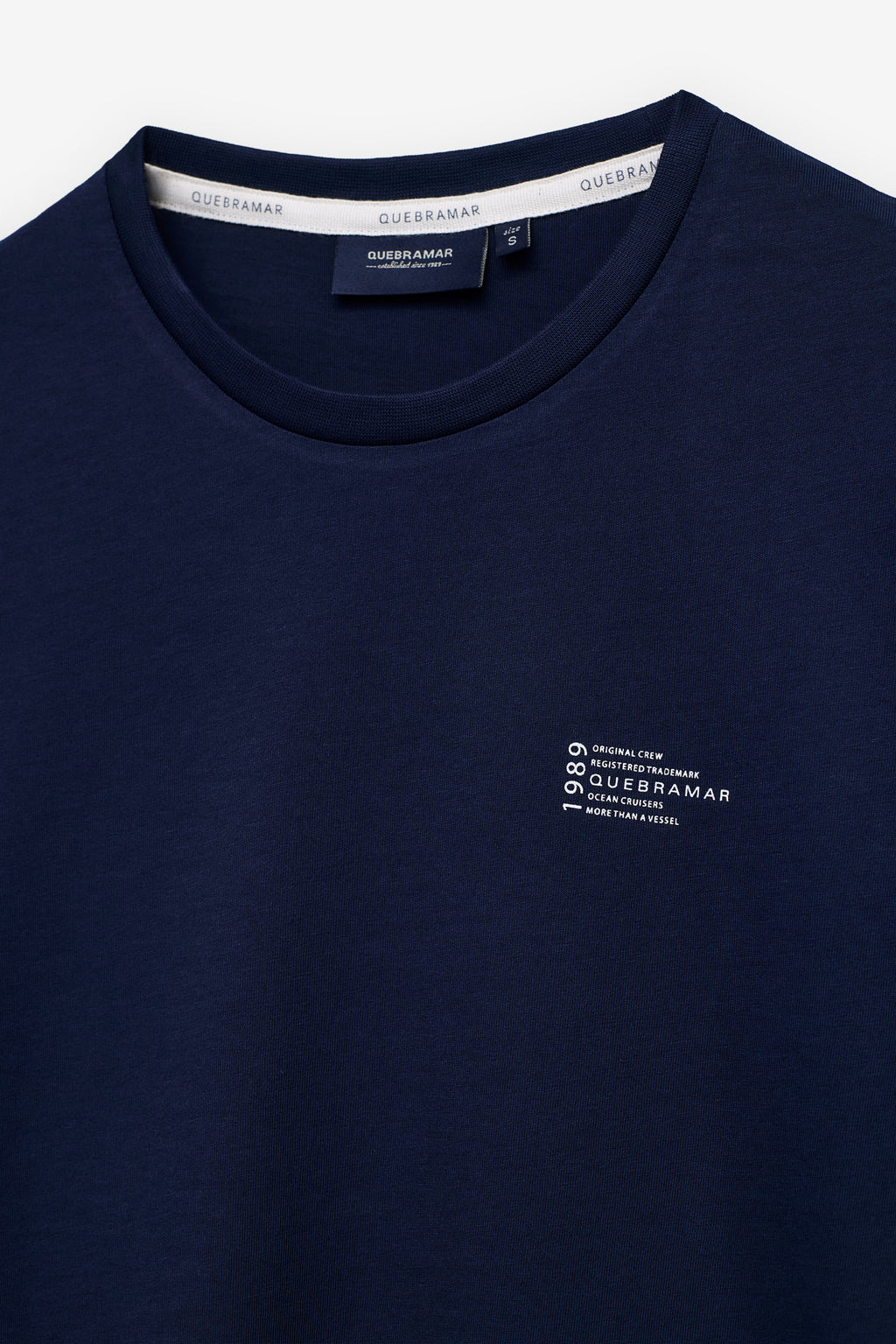 T-SHIRT COM PRINT TEXTO EM CONTRASTE
