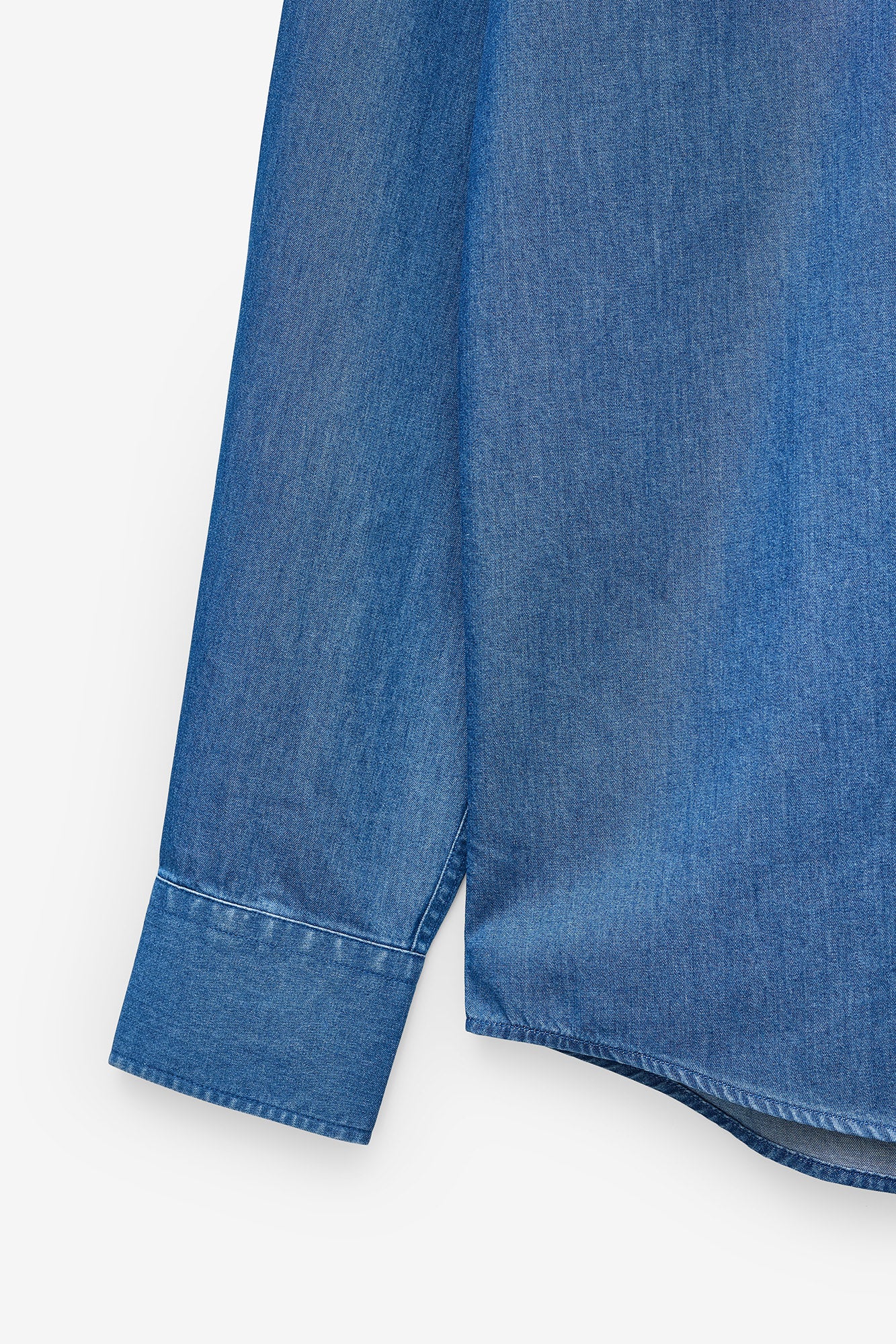 CAMISA SLIM FIT EM GANGA LEVE