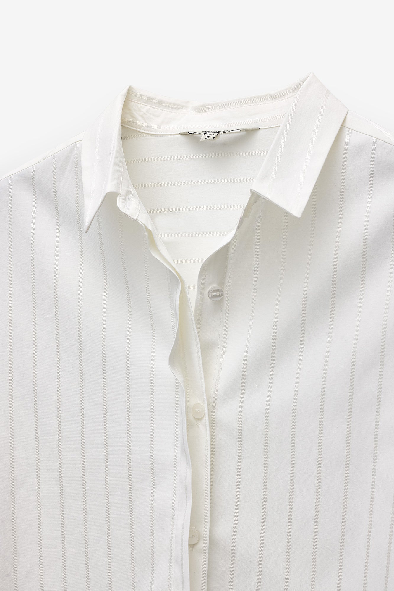 CAMISA LARGA ACETINADA COM RISCAS