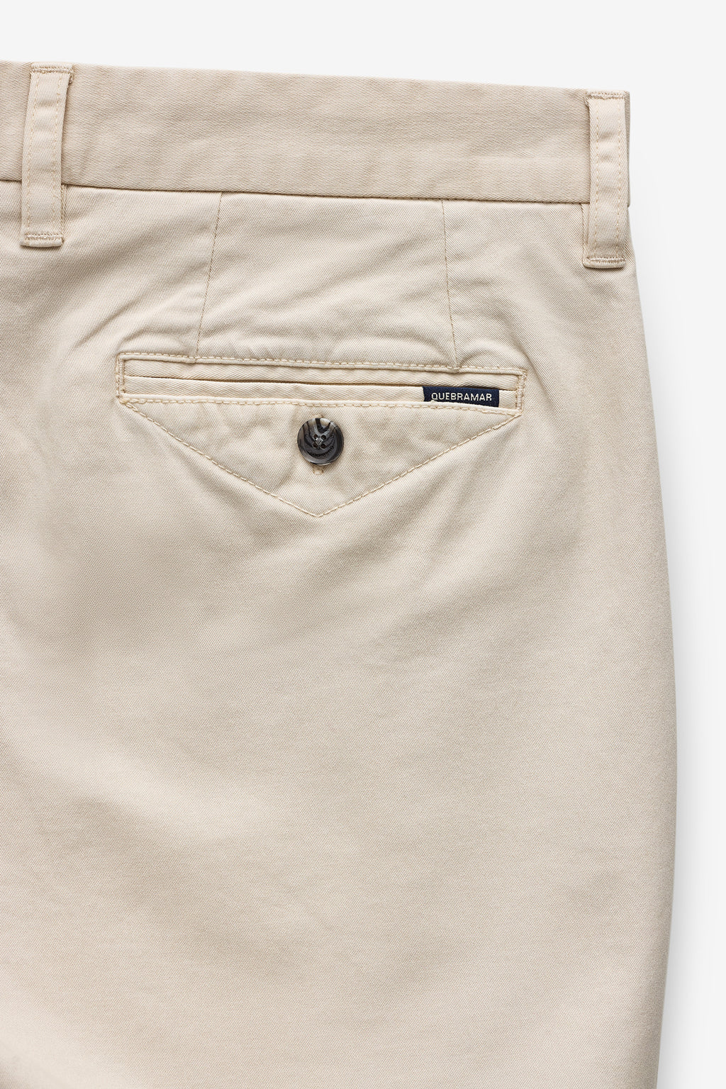 CALÇAS CHINO TAPERED FIT COM PINÇAS