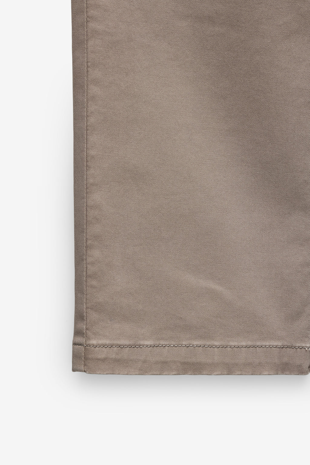 CALÇAS CHINO TAPERED FIT COM PINÇAS
