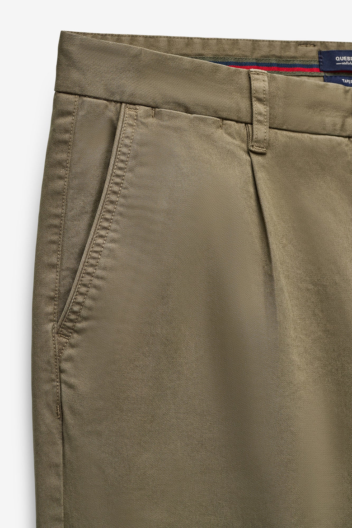 CALÇAS CHINO TAPERED FIT COM PINÇAS