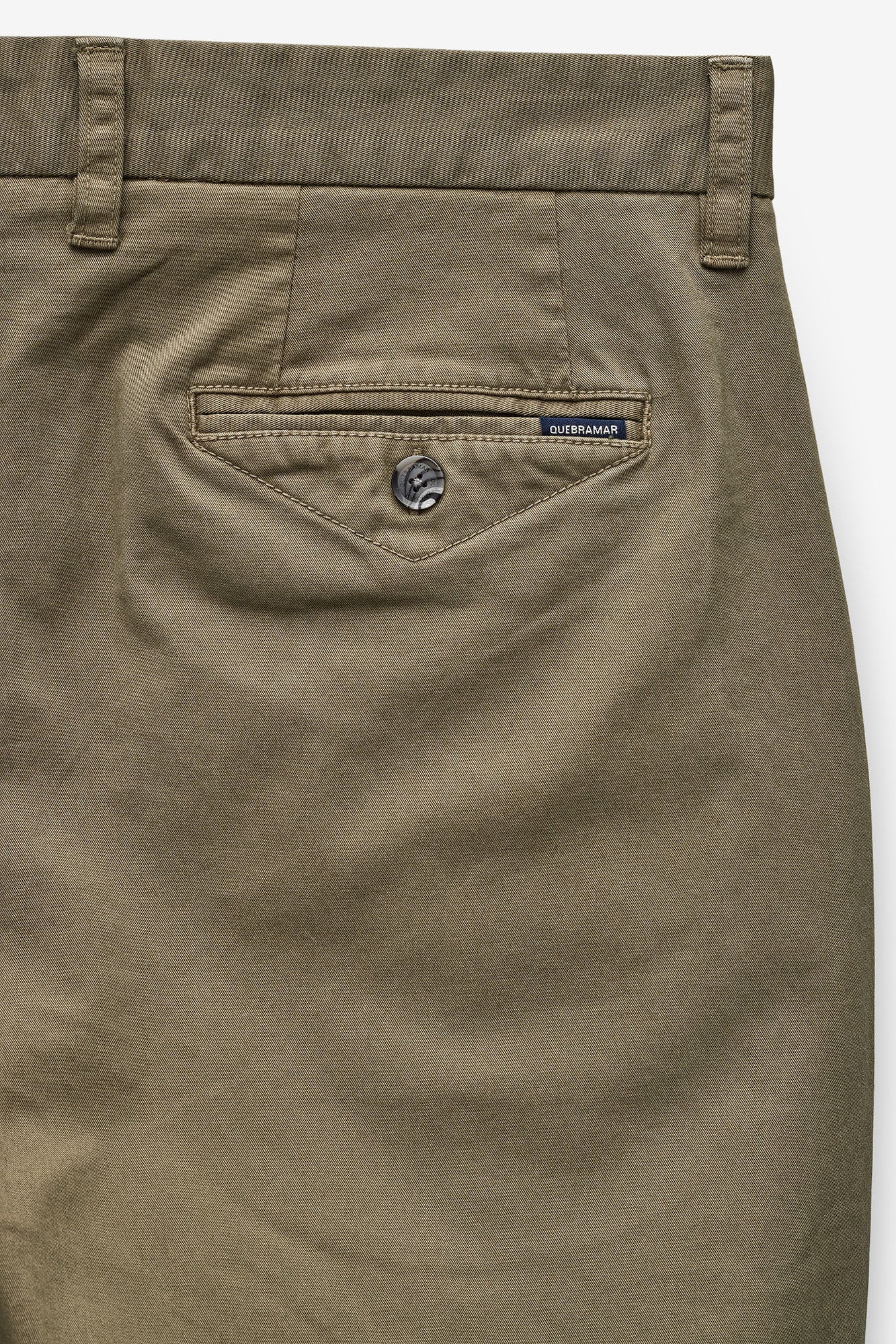CALÇAS CHINO TAPERED FIT COM PINÇAS