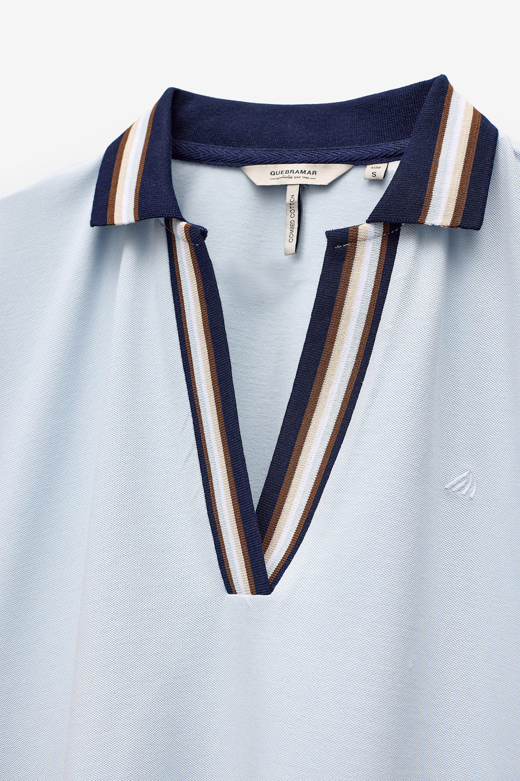 POLO COM CARCELA EM CONTRASTE