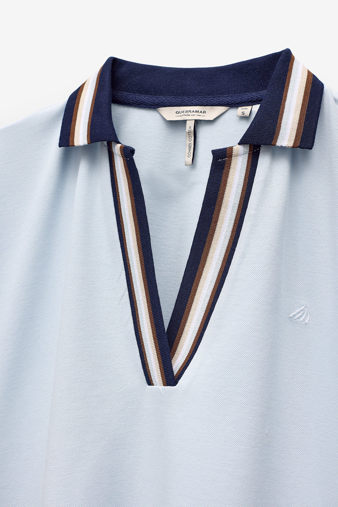 POLO COM CARCELA EM CONTRASTE