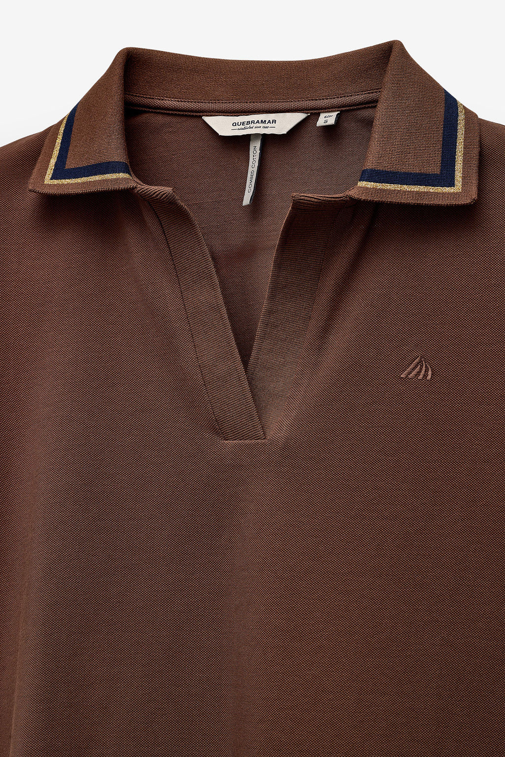 POLO COM CONTRASTES NA GOLA E MANGAS