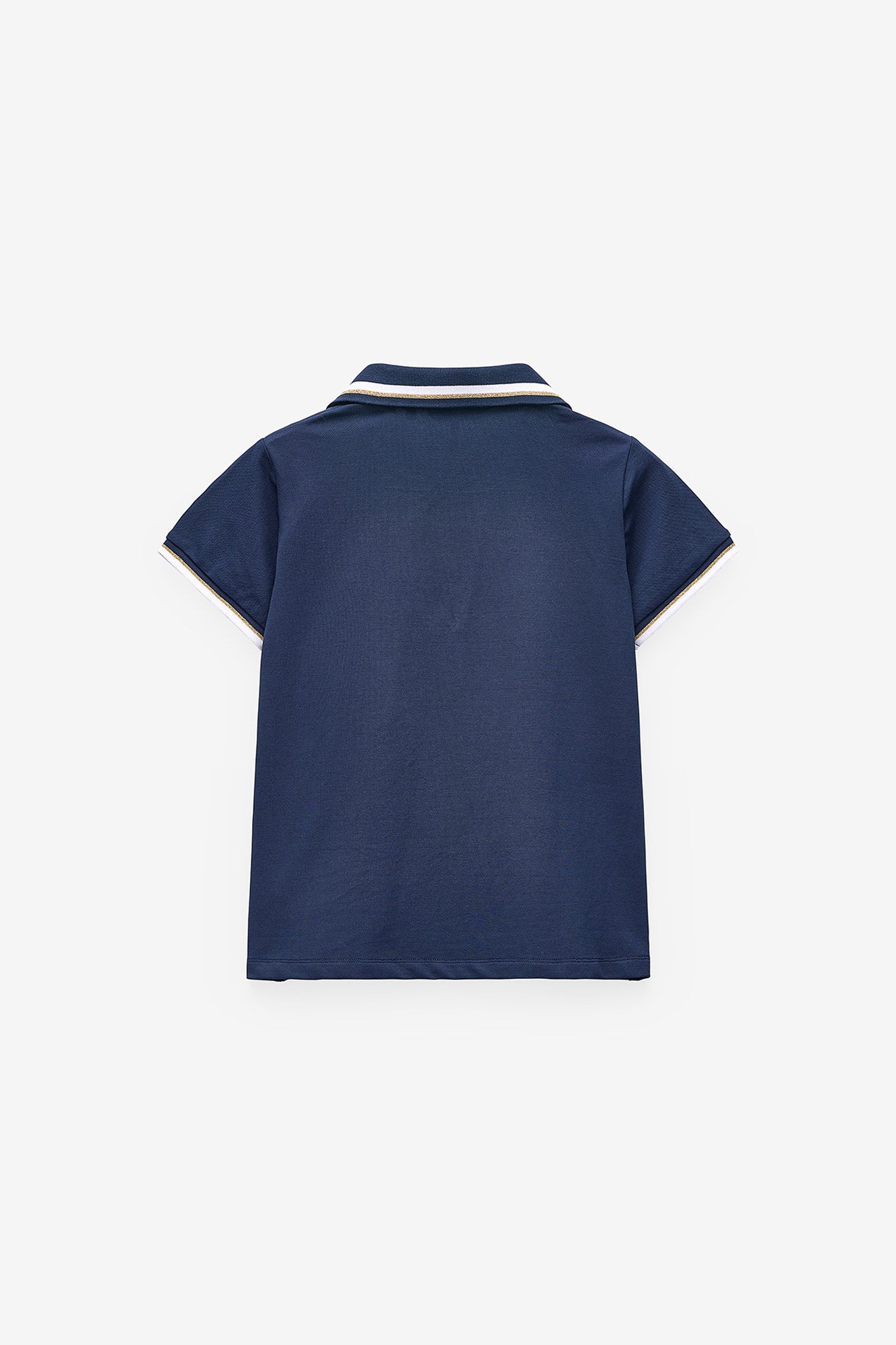POLO COM CONTRASTES NA GOLA E MANGAS