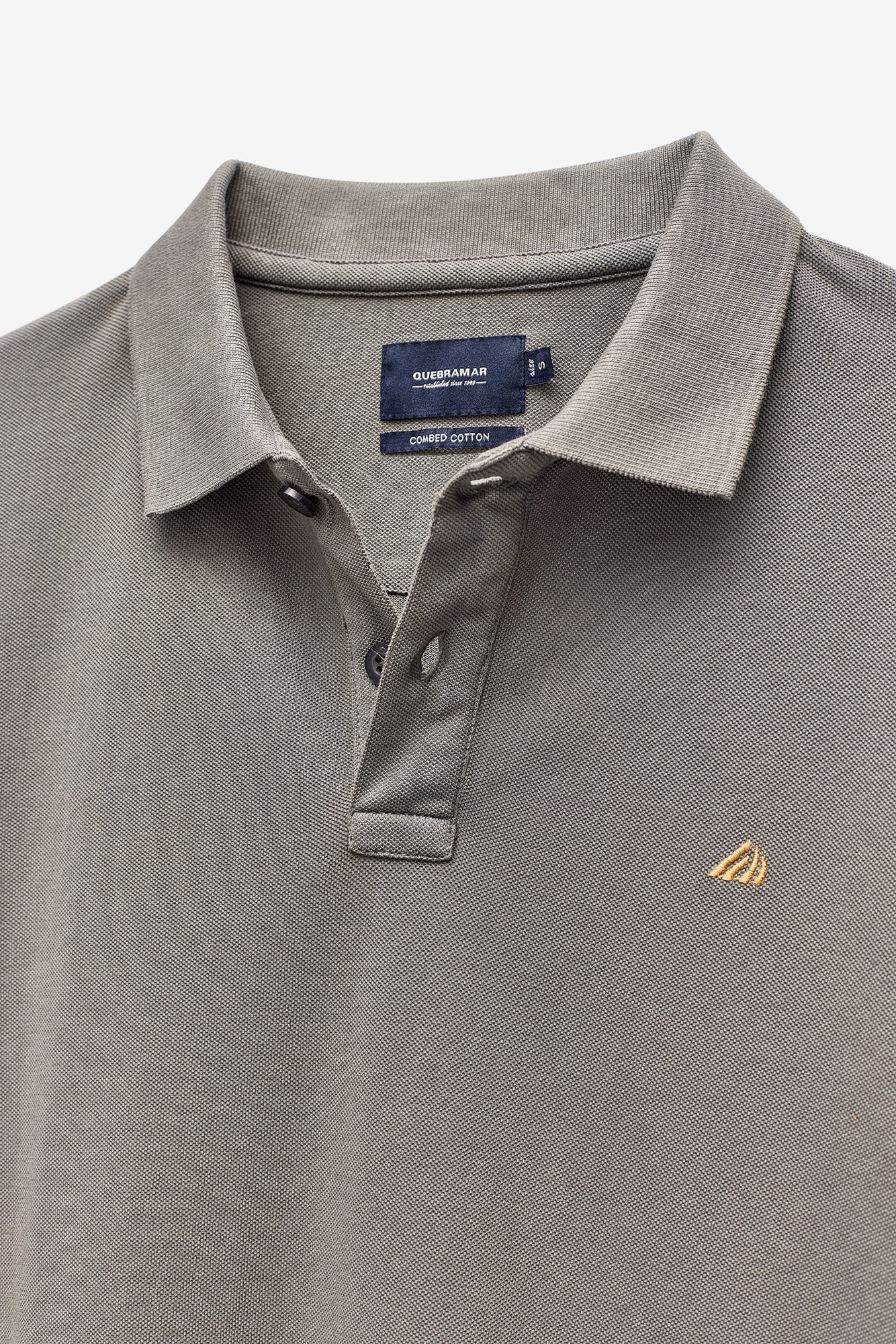 POLO PIQUET COM LOGO EM CONTRASTE
