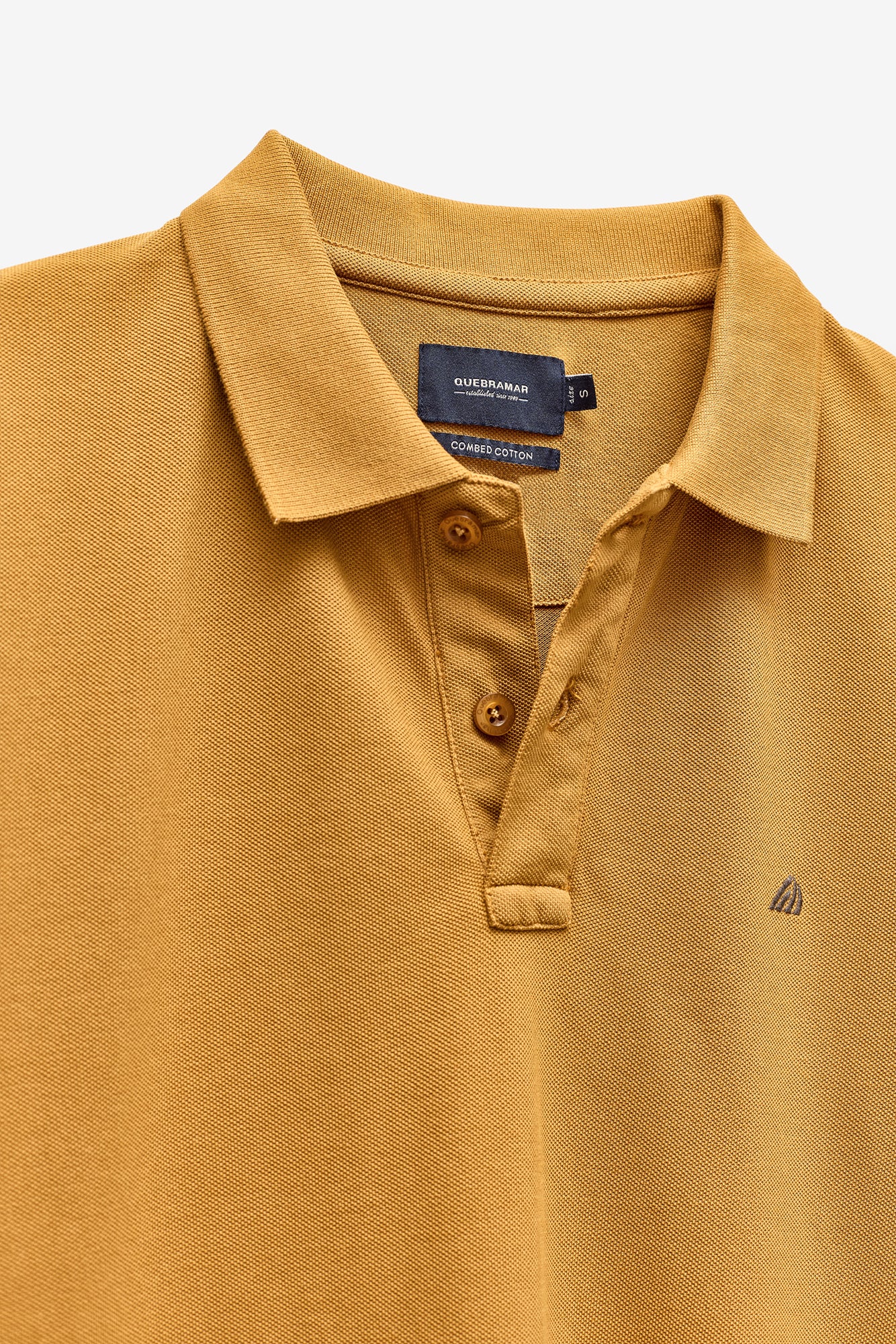 POLO PIQUET COM LOGO EM CONTRASTE