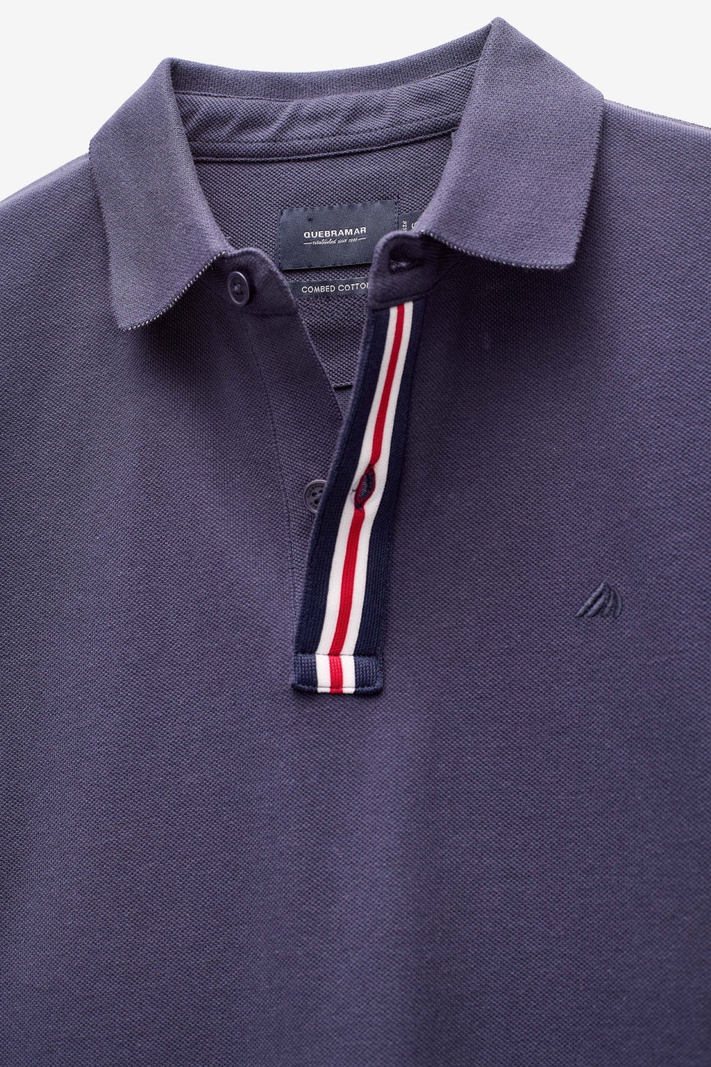POLO PIQUET COM DETALHES NA GOLA